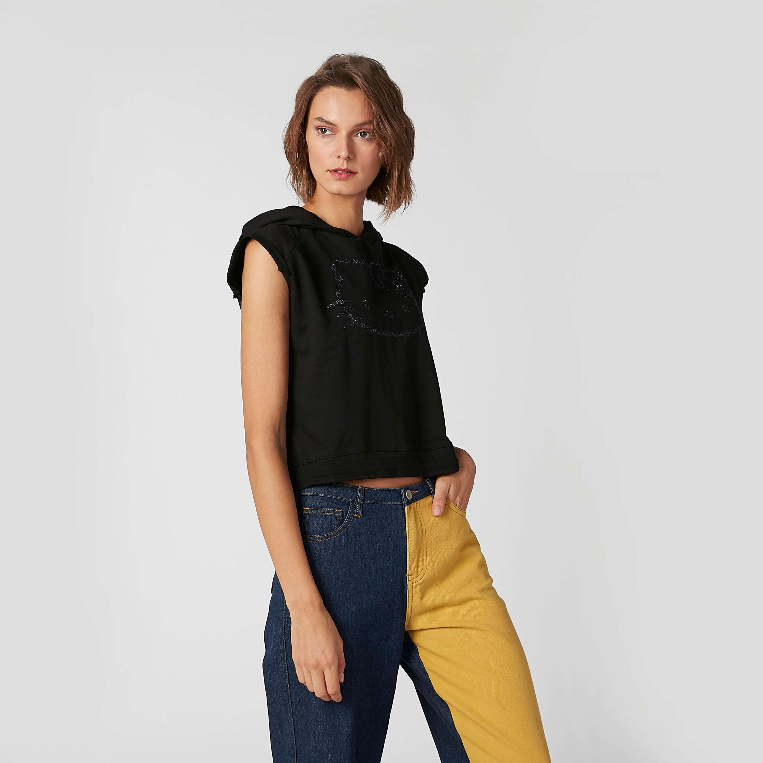بلوزة قصيرة دون أكمام بقبّعة وطبعات هالو كيتي-women-clothing-tshirts-image-4