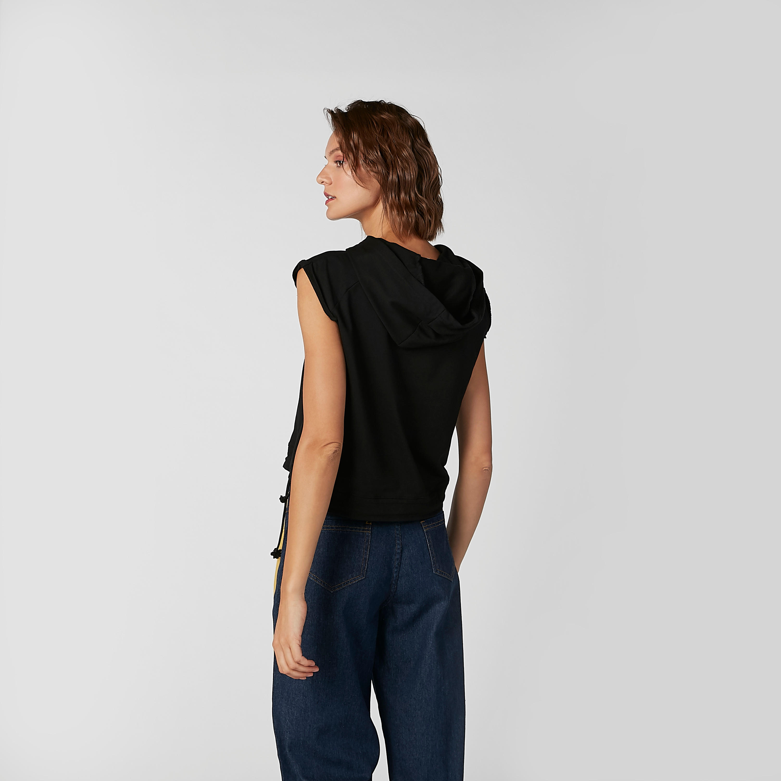 بلوزة قصيرة دون أكمام بقبّعة وطبعات هالو كيتي-women-clothing-tshirts-image-5