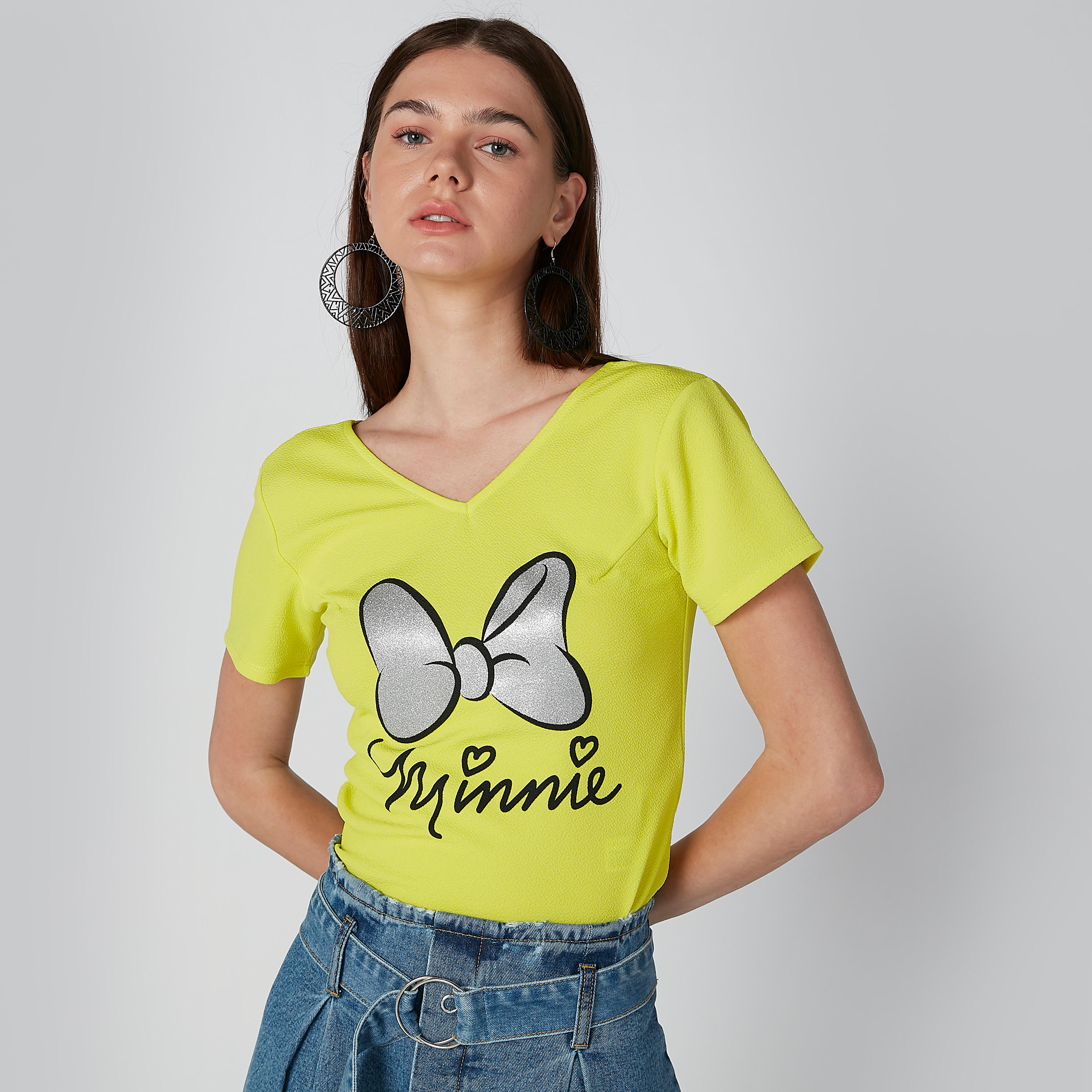 بلوزة بياقة V وأكمام قصيرة وطبعات ميني ماوس-women-clothing-tshirts-image-1