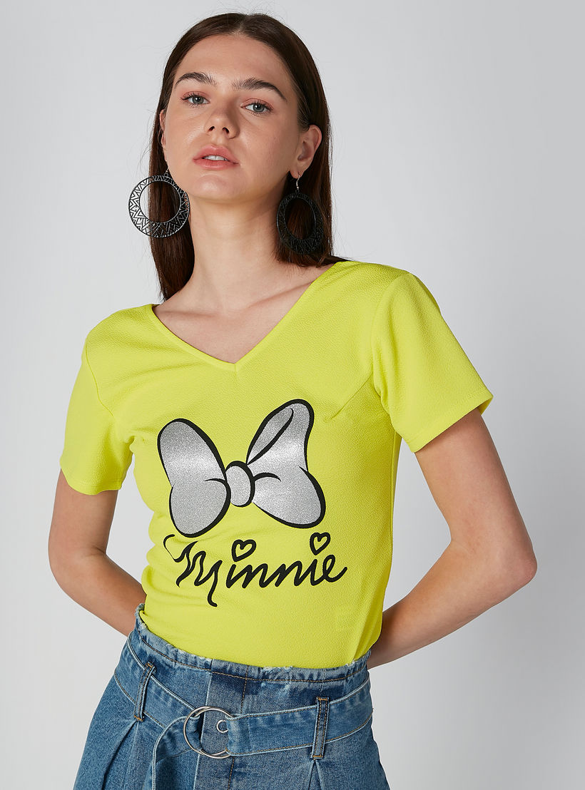 بلوزة بياقة V وأكمام قصيرة وطبعات ميني ماوس-women-clothing-tshirts-image-1