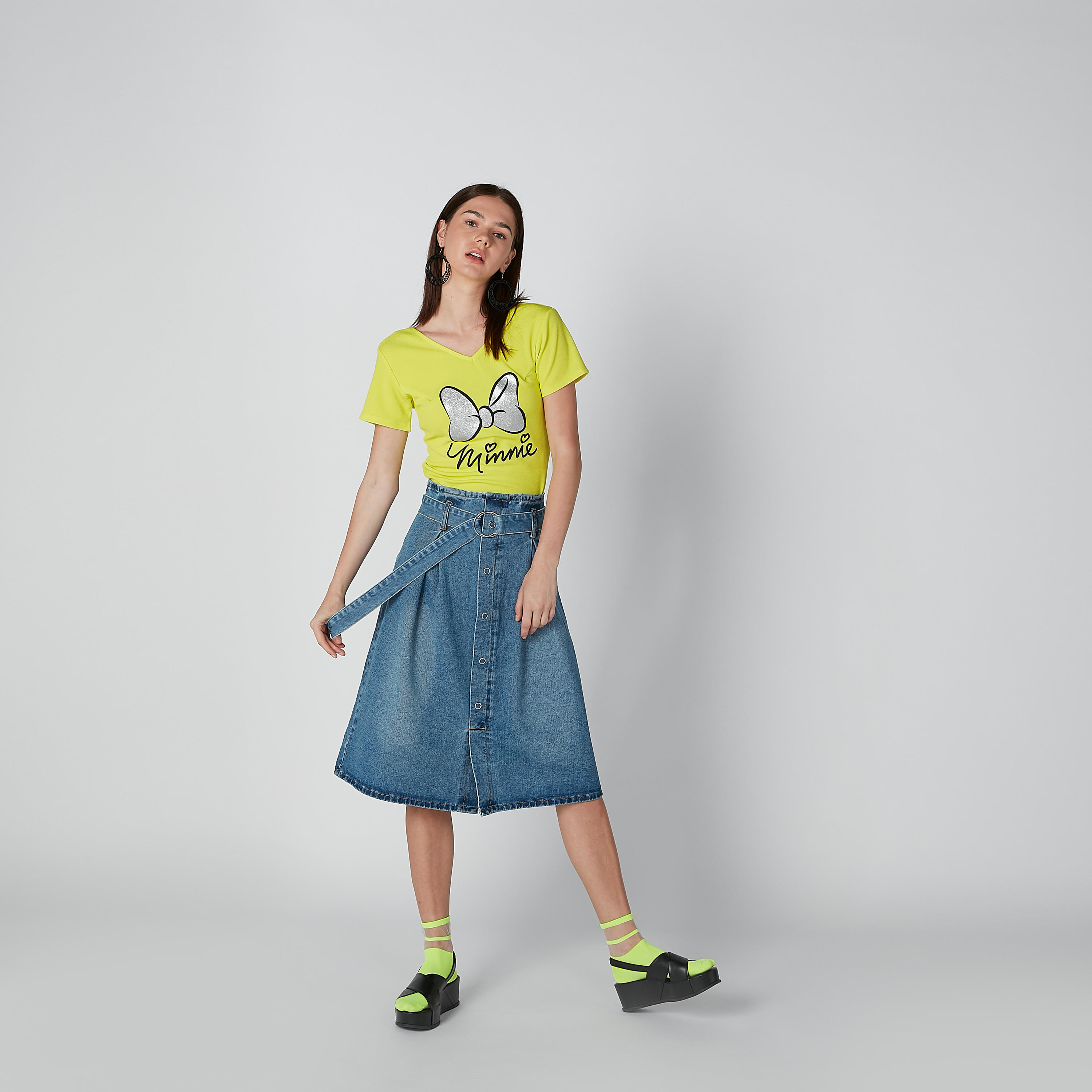 بلوزة بياقة V وأكمام قصيرة وطبعات ميني ماوس-women-clothing-tshirts-image-3