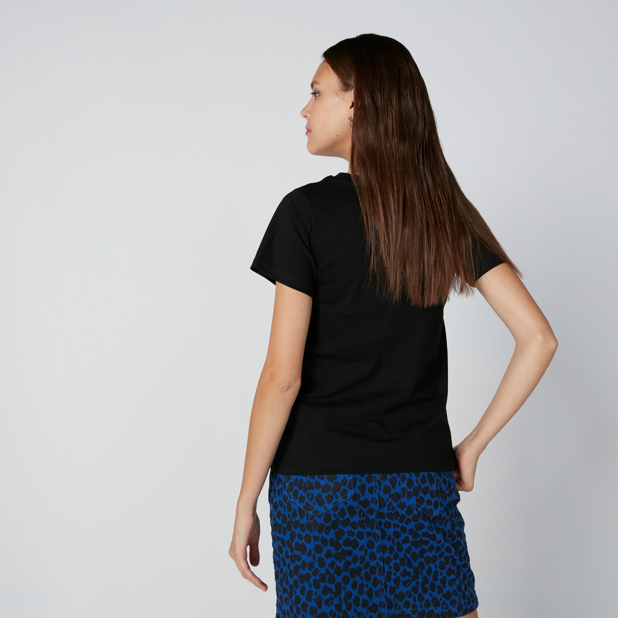 تيشيرت بياقة مستديرة وأكمام قصيرة وطبعات توباك شاكور-women-clothing-tshirts-image-2
