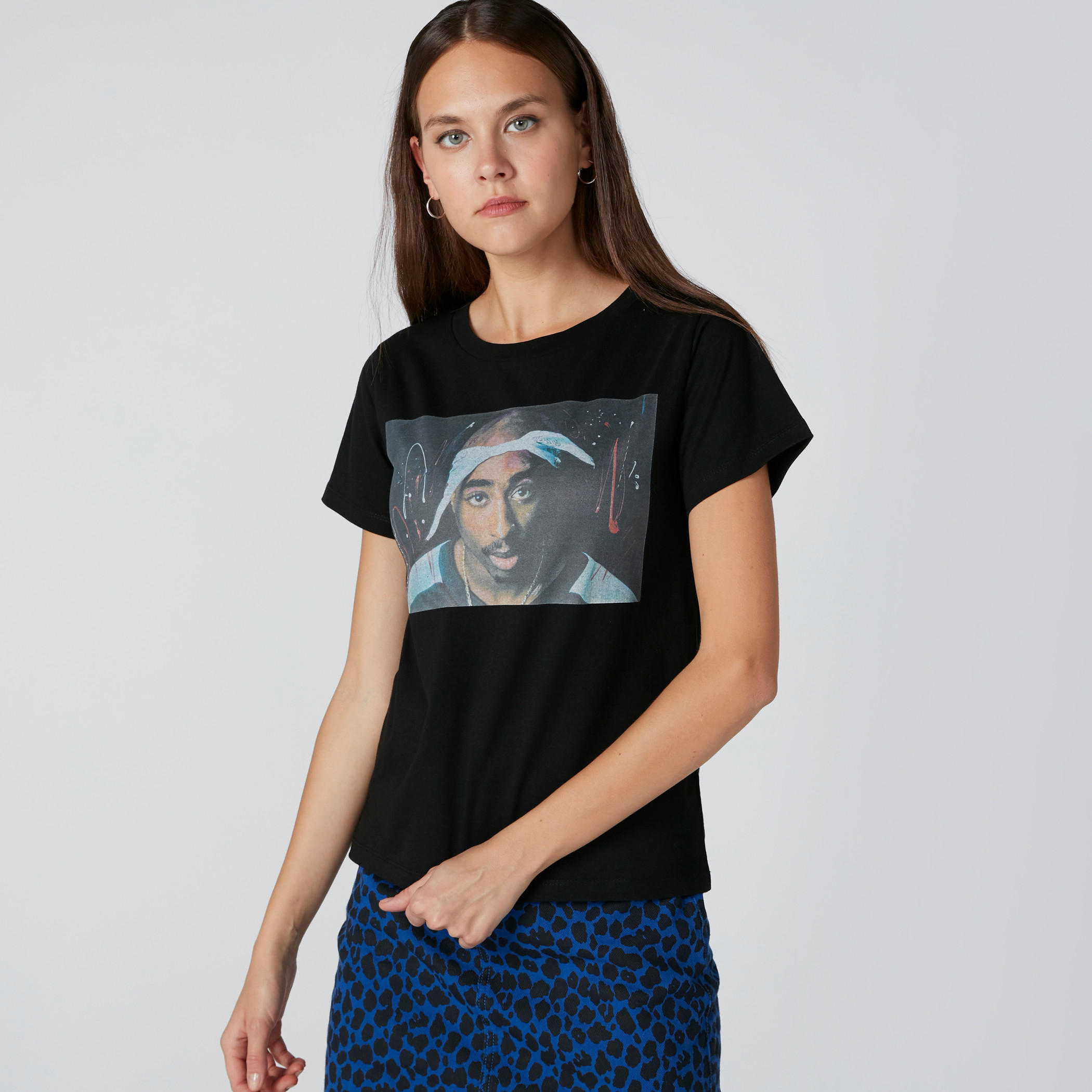 تيشيرت بياقة مستديرة وأكمام قصيرة وطبعات توباك شاكور-women-clothing-tshirts-image-3