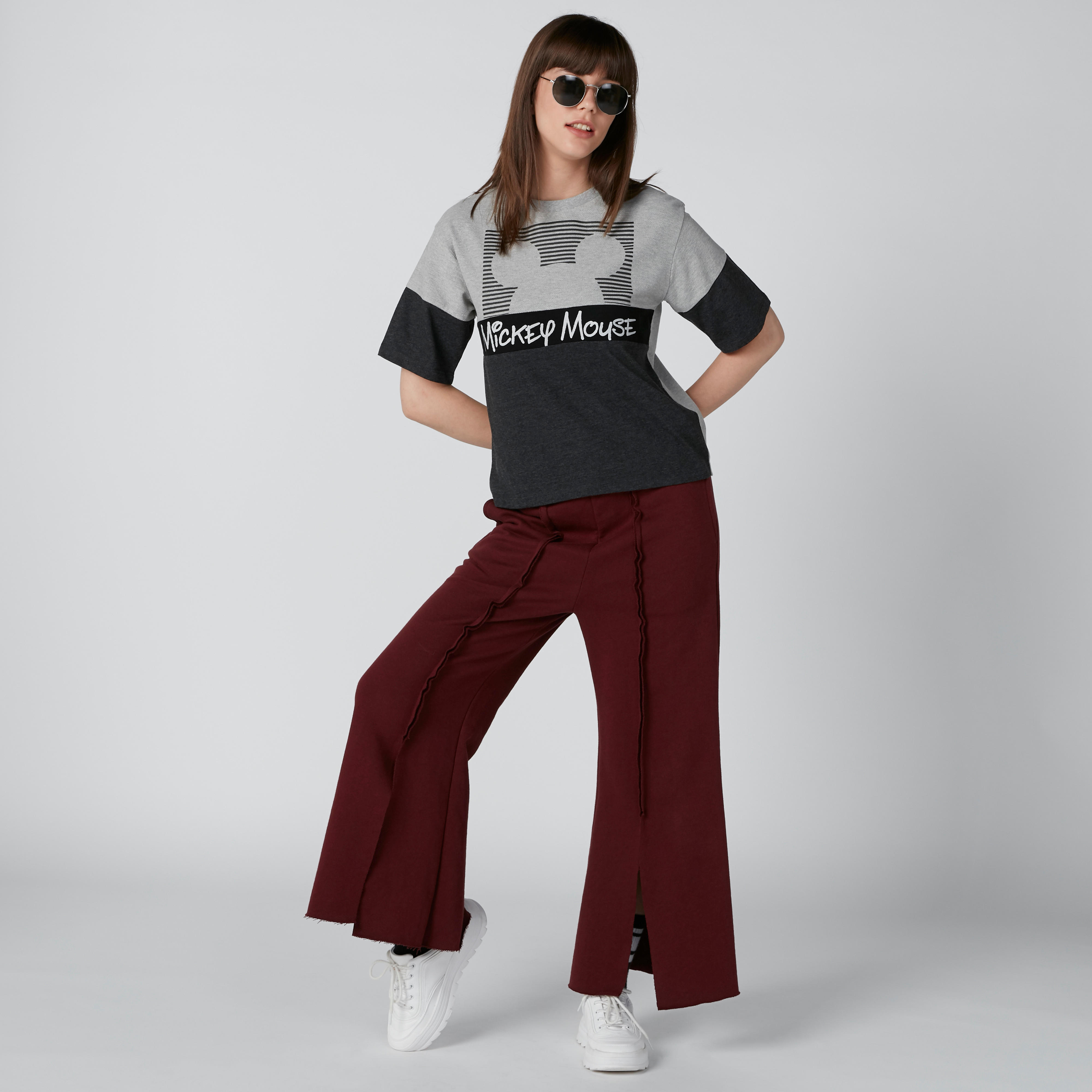 تيشيرت بياقة مستديرة وأكمام قصيرة وطبعات ميكي ماوس-women-clothing-tshirts-image-1