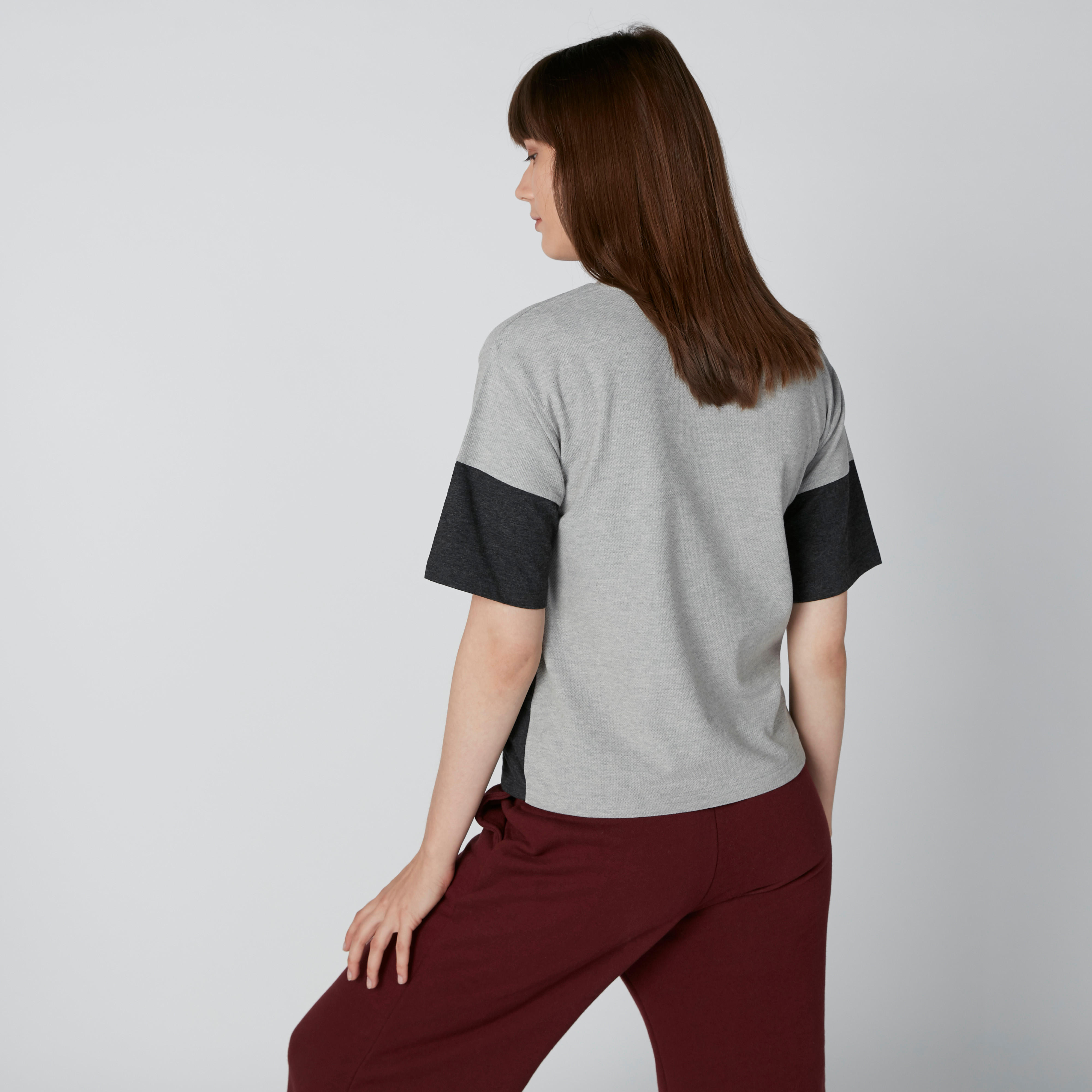 تيشيرت بياقة مستديرة وأكمام قصيرة وطبعات ميكي ماوس-women-clothing-tshirts-image-2