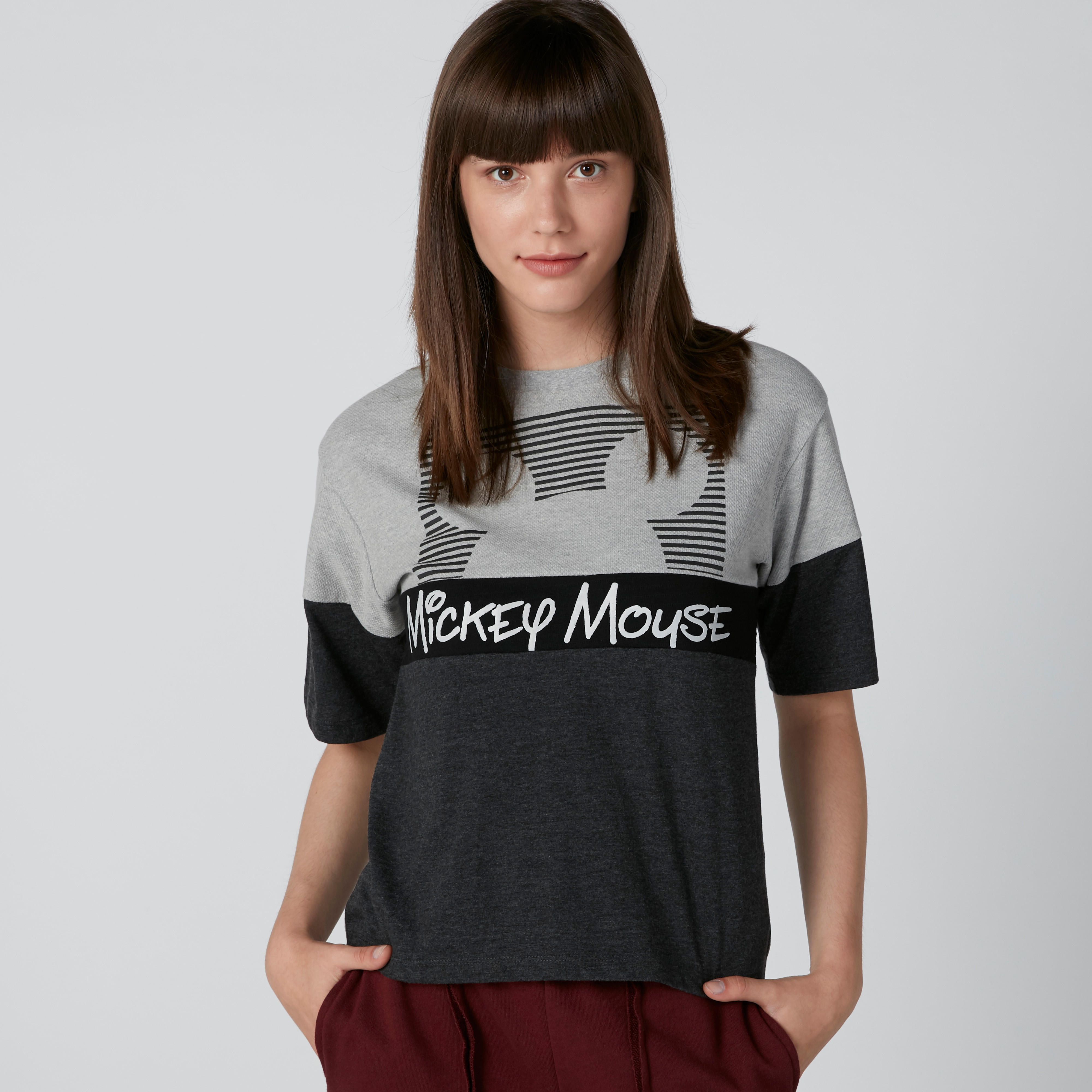 تيشيرت بياقة مستديرة وأكمام قصيرة وطبعات ميكي ماوس-women-clothing-tshirts-image-3
