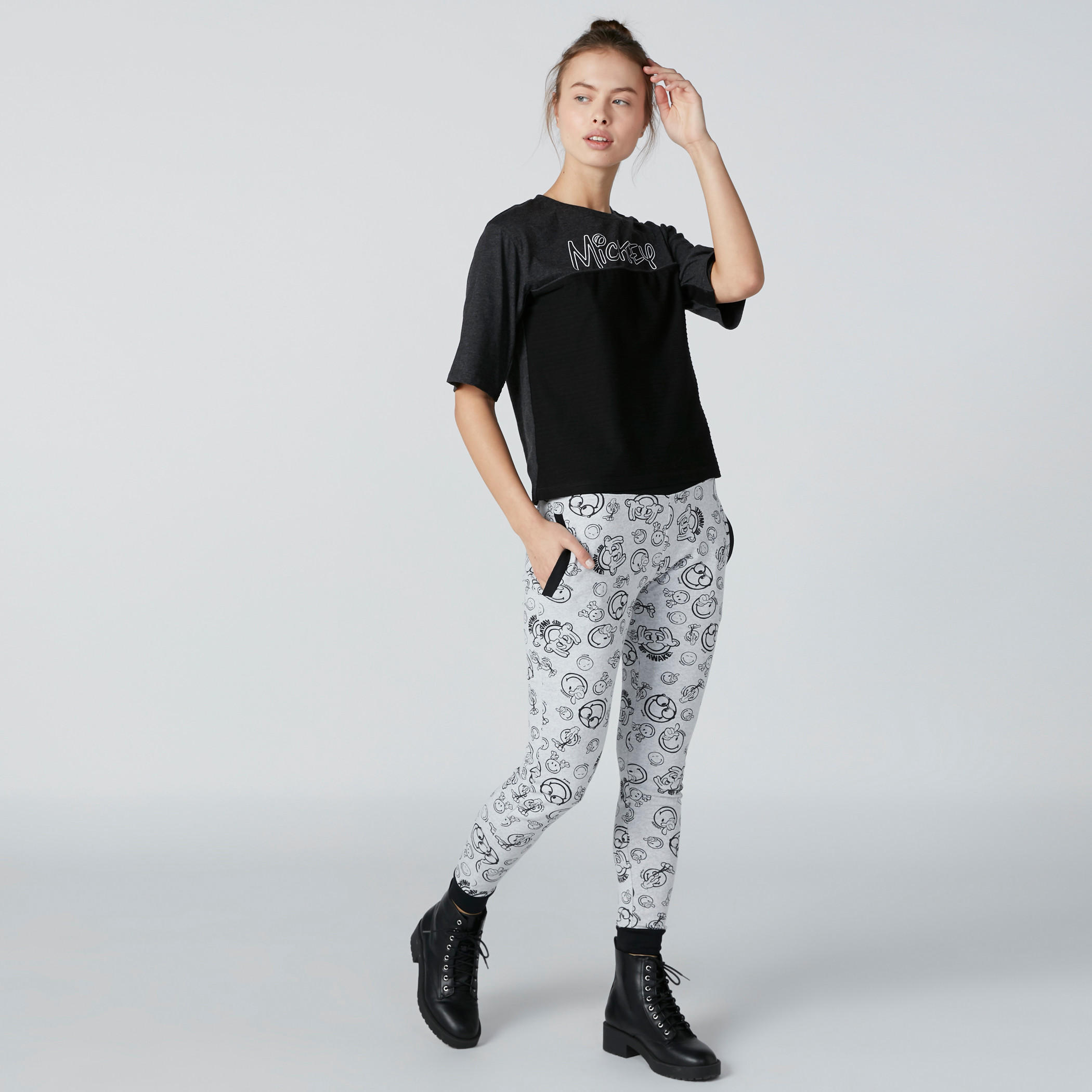تيشيرت بأكمام قصيرة وطبعات ميكي ماوس-women-clothing-tshirts-image-3