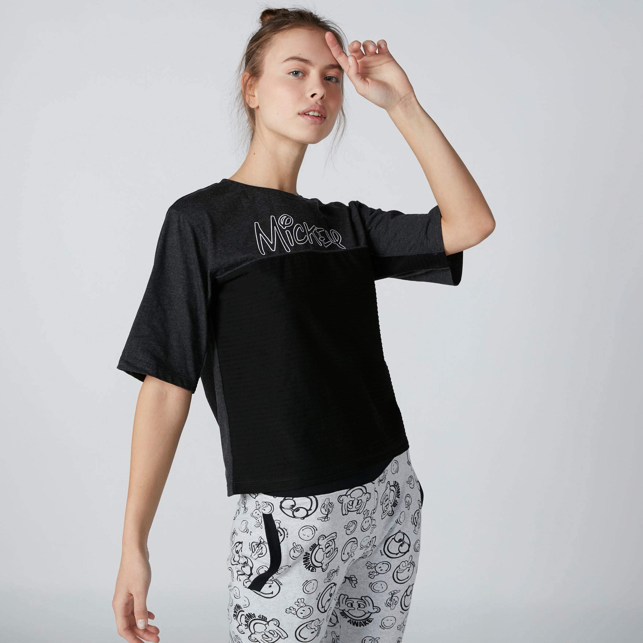 تيشيرت بأكمام قصيرة وطبعات ميكي ماوس-women-clothing-tshirts-image-4