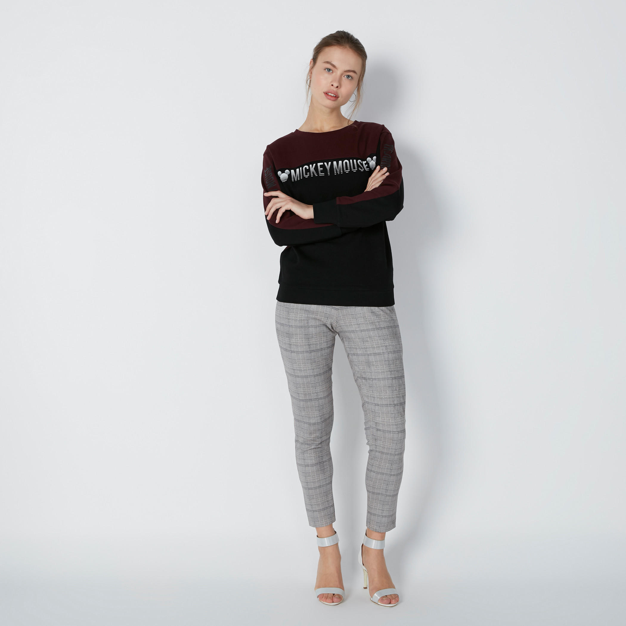 سويت شيرت بياقة مستديرة وطبعات ميكي ماوس-women-winterwear-hoodiesandsweatshirts-sweatshirts-image-1