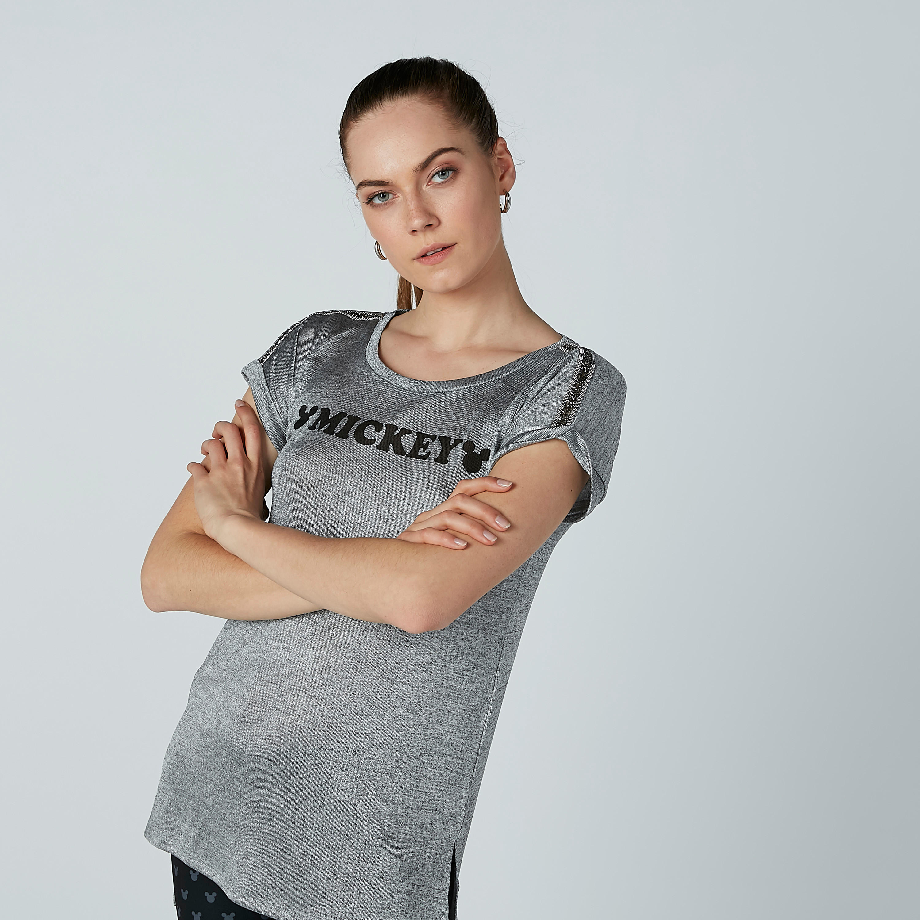 تيشيرت بأكمام كاب وياقة مستديرة وطبعات ميكي ماوس-women-clothing-tshirts-image-1