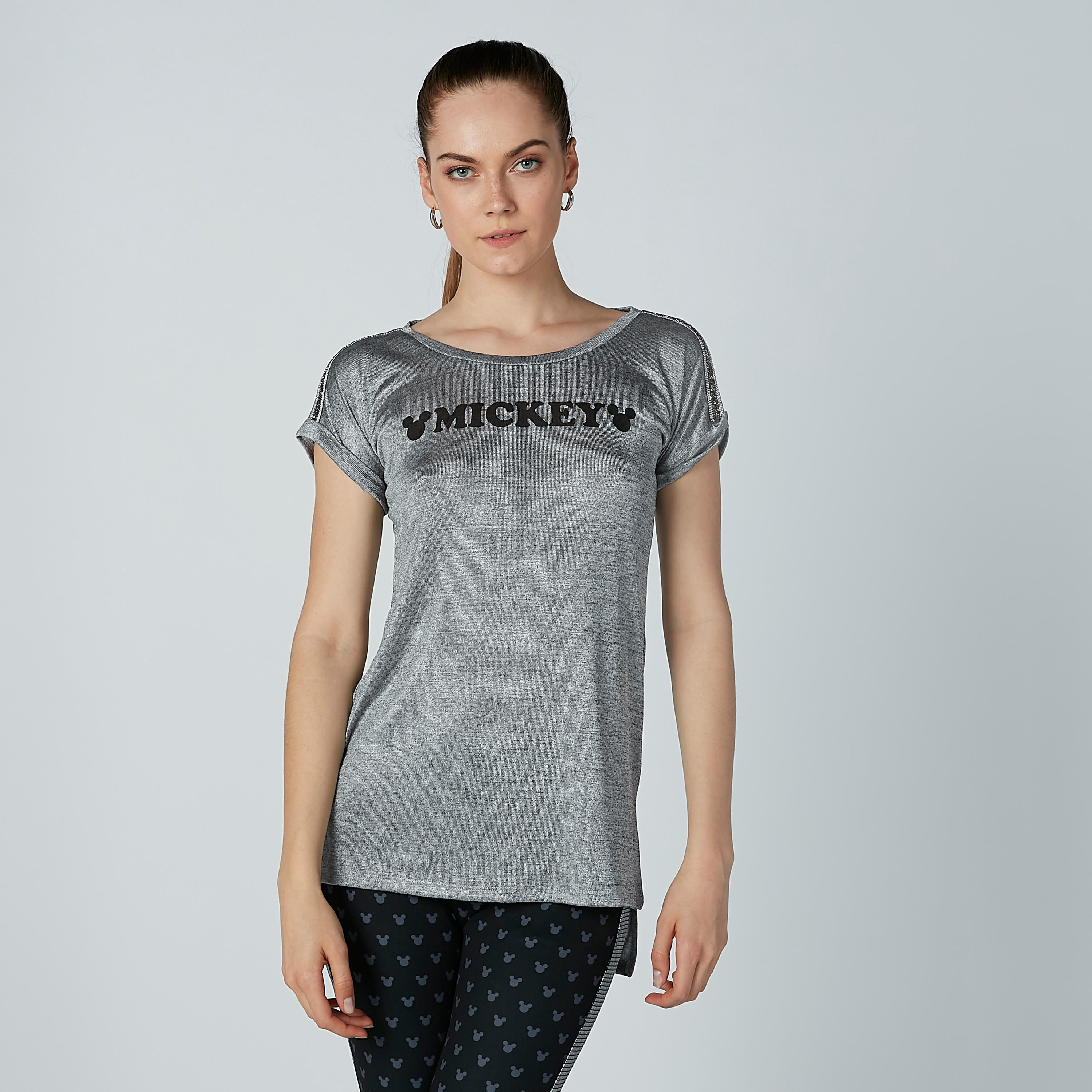 تيشيرت بأكمام كاب وياقة مستديرة وطبعات ميكي ماوس-women-clothing-tshirts-image-4