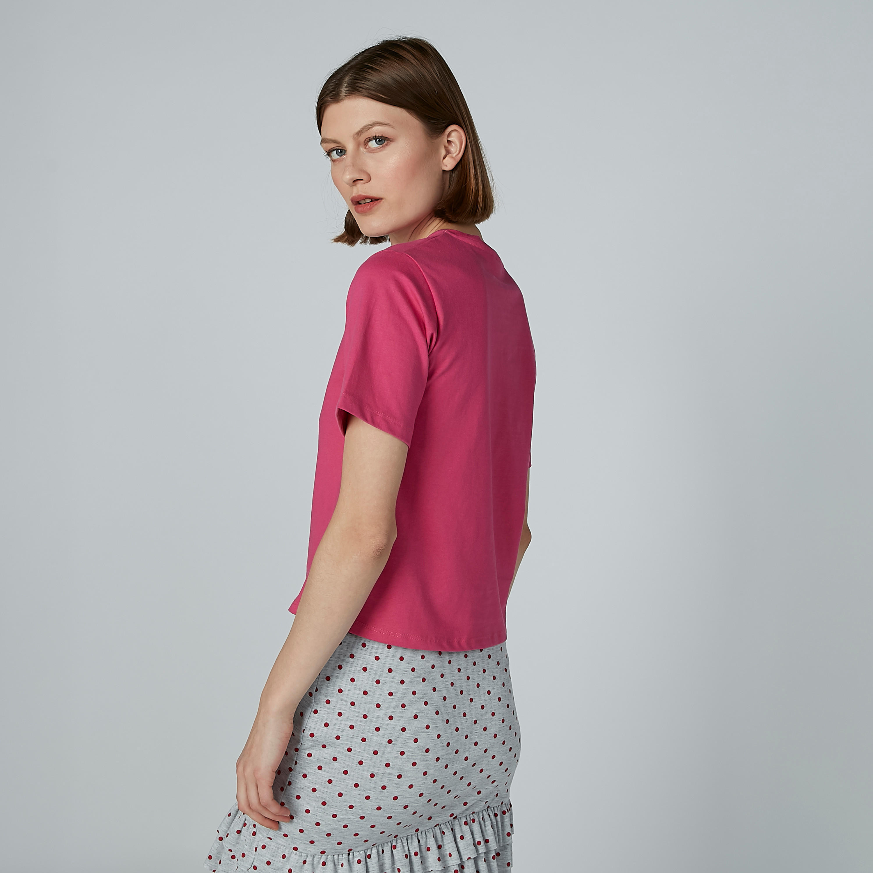 تيشيرت بياقة مستديرة وأكمام قصيرة وطبعات ميكي ماوس-women-clothing-tshirts-image-4