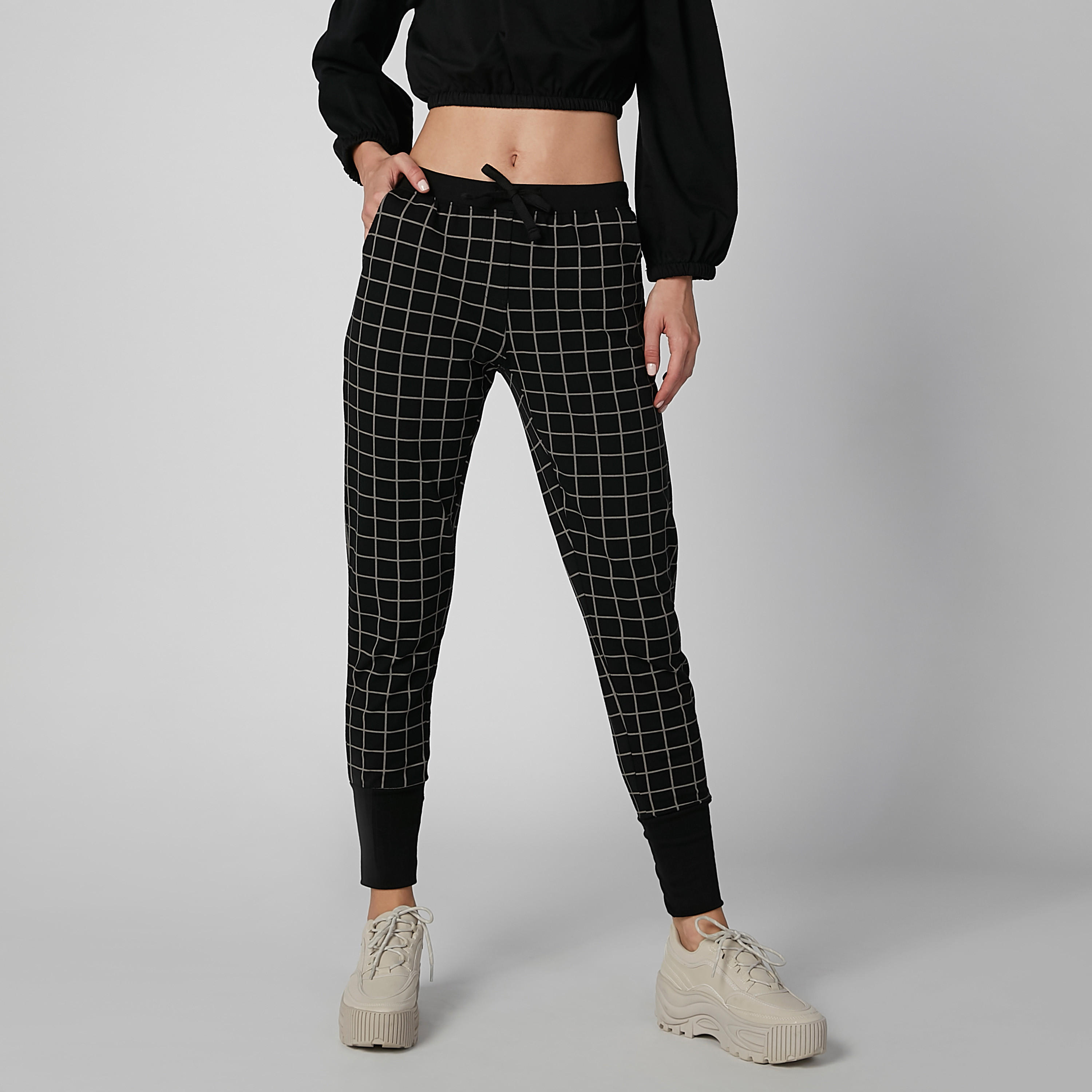 بنطال رياضي كاروهات قصير بجيوب-women-clothing-bottoms-joggers-image-3