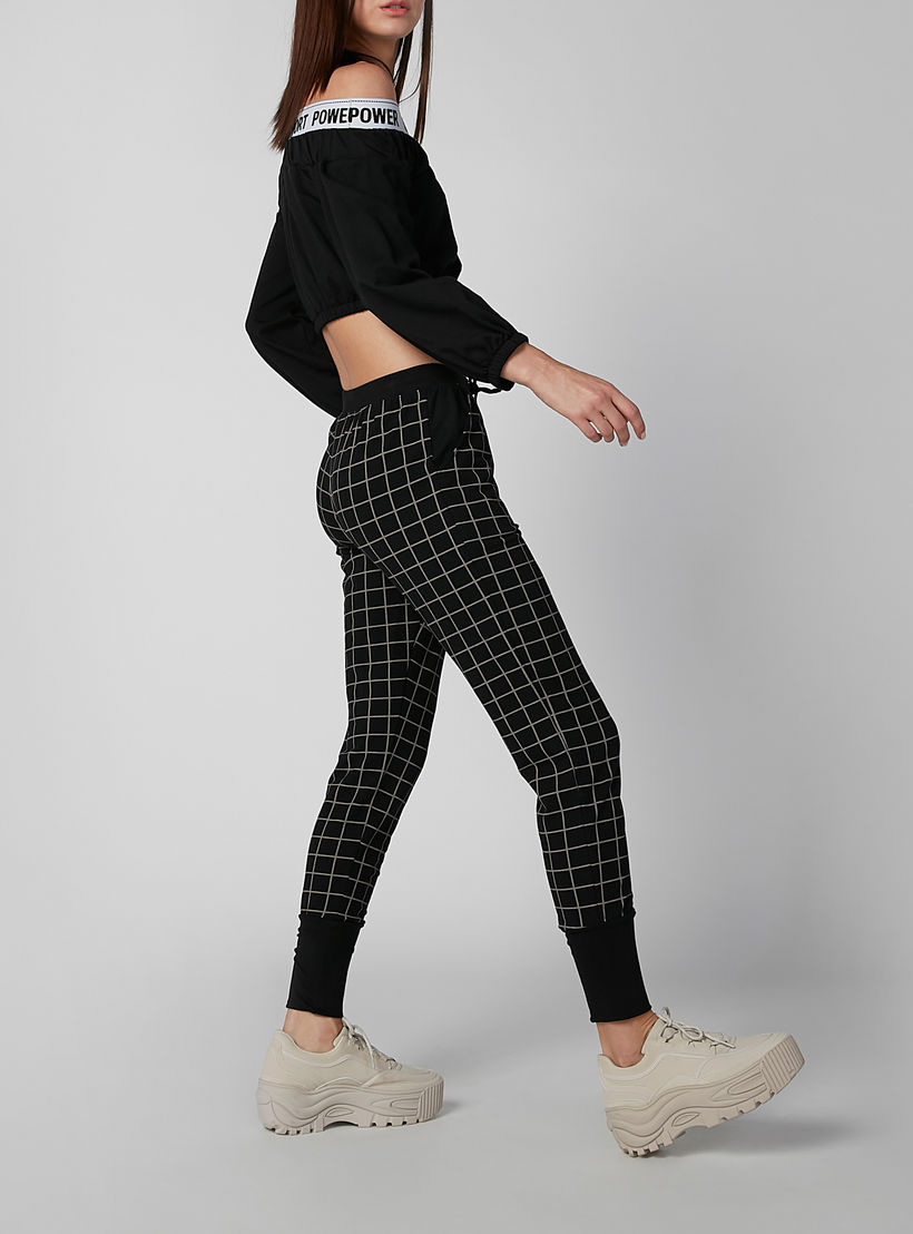 بنطال رياضي كاروهات قصير بجيوب-women-clothing-bottoms-joggers-image-5