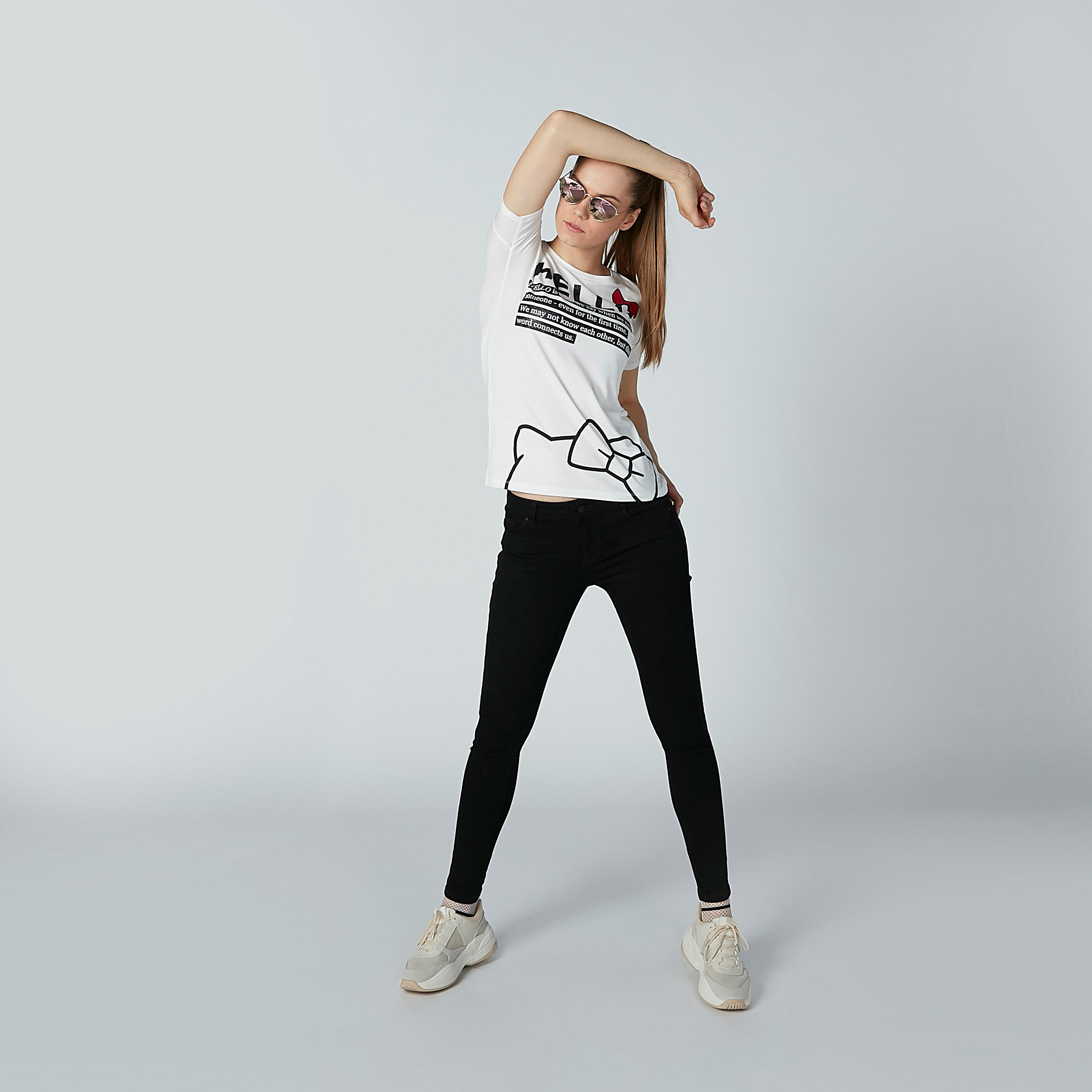 تيشيرت بياقة مستديرة وأكمام قصيرة وطبعات هالو كيتي-women-clothing-tshirts-image-1
