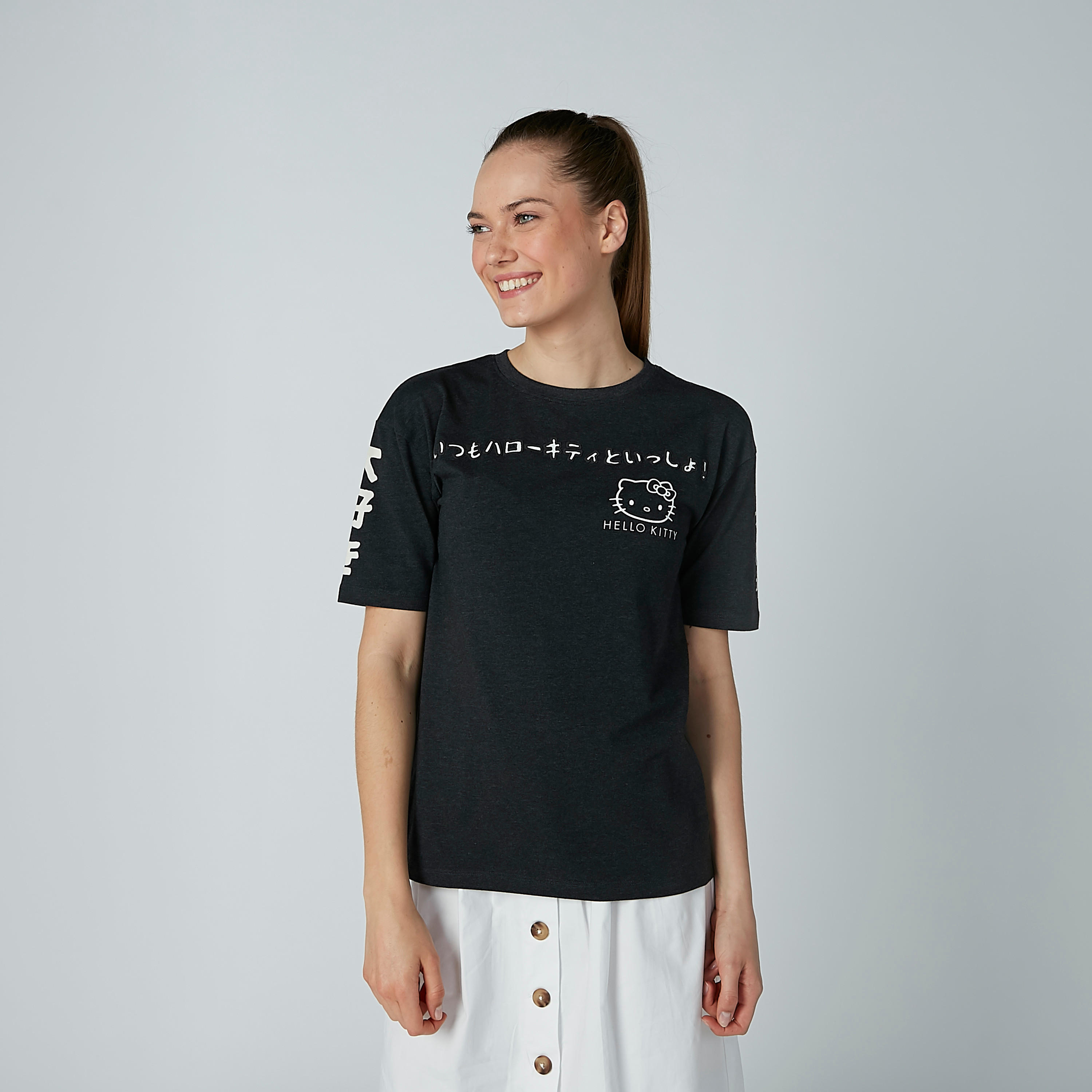 تيشيرت مستدام بياقة مستديرة وطبعات هالو كيتي-women-clothing-tshirts-image-1