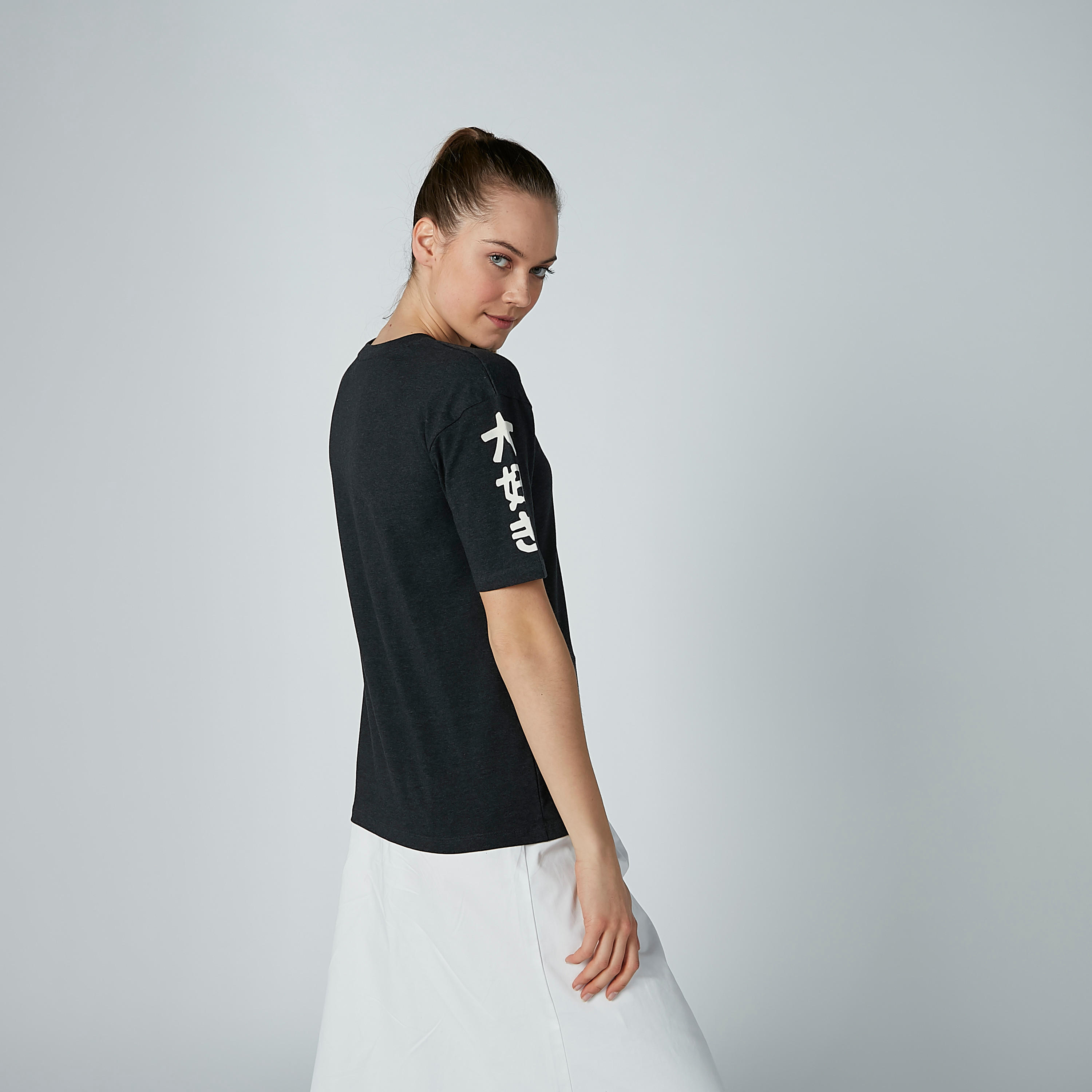 تيشيرت مستدام بياقة مستديرة وطبعات هالو كيتي-women-clothing-tshirts-image-3