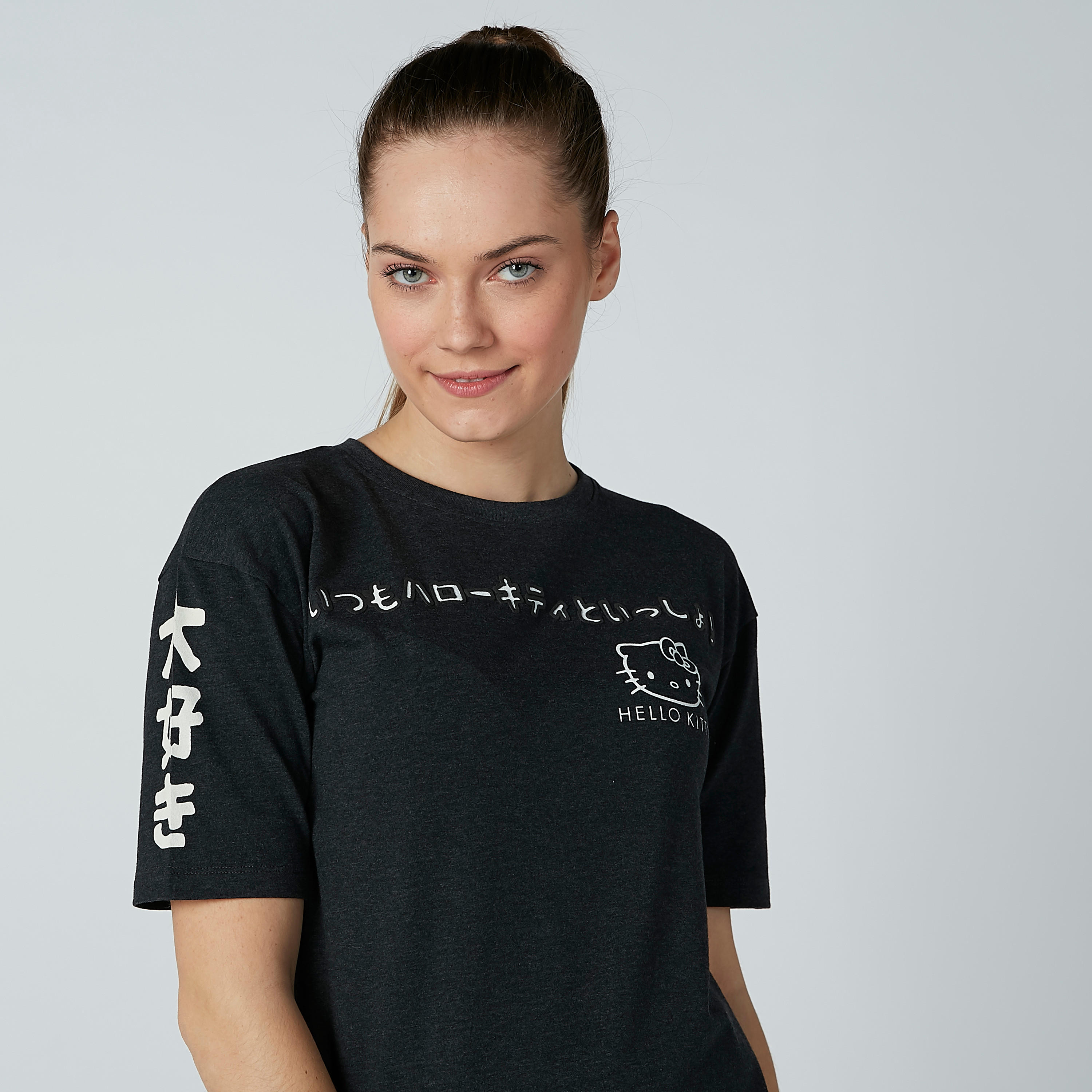 تيشيرت مستدام بياقة مستديرة وطبعات هالو كيتي-women-clothing-tshirts-image-4