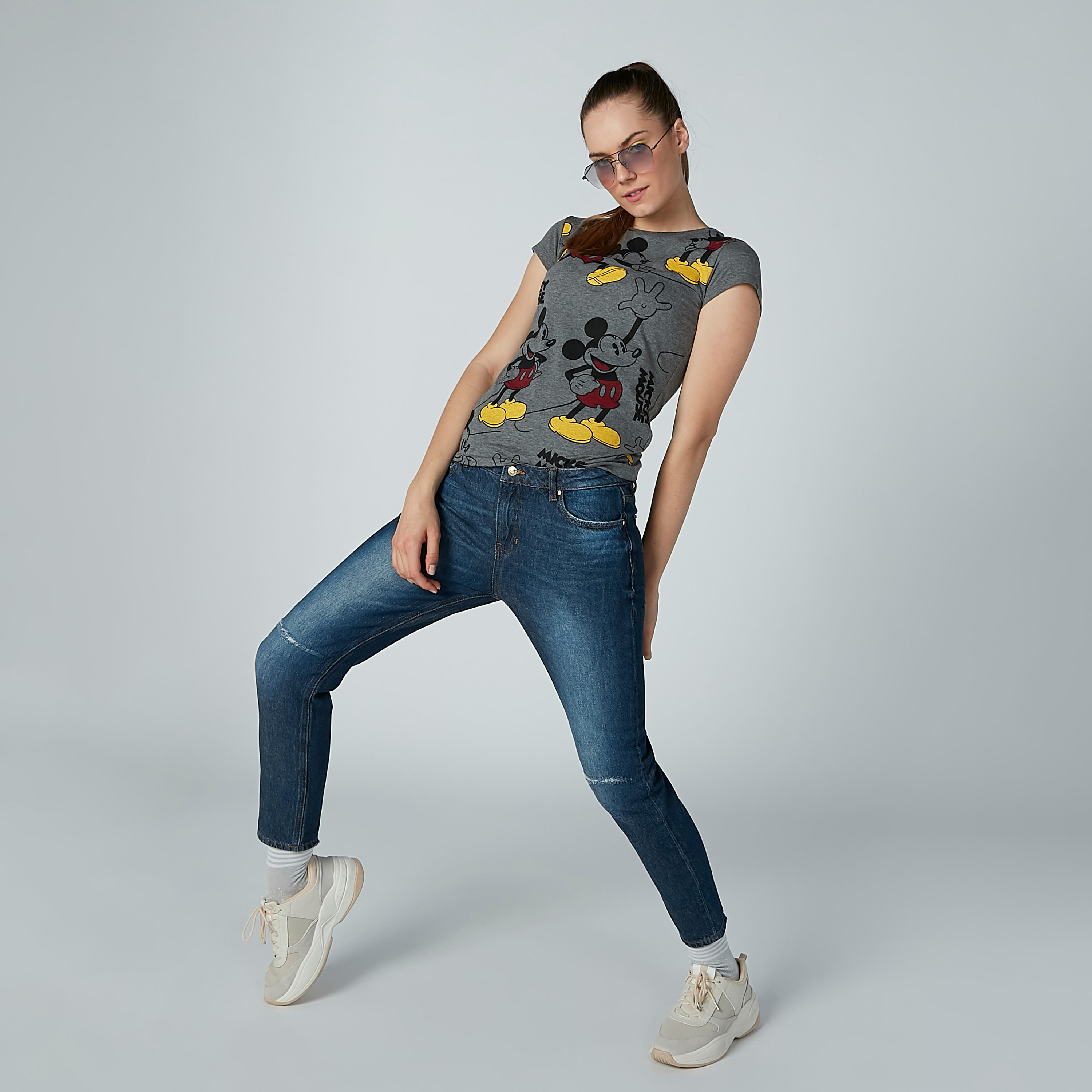 تيشيرت مستدام سكيني بياقة مستديرة وأكمام كاب وطبعات ميكي ماوس -women-clothing-tshirts-image-2