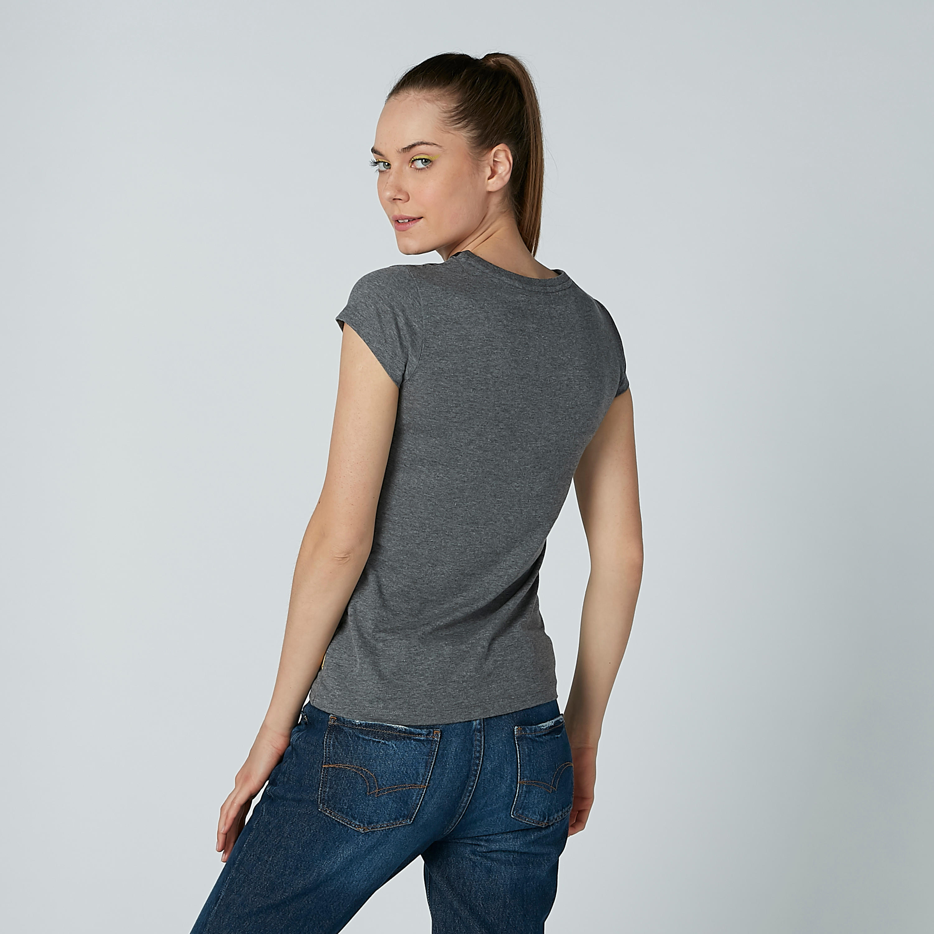 تيشيرت مستدام سكيني بياقة مستديرة وأكمام كاب وطبعات ميكي ماوس -women-clothing-tshirts-image-3