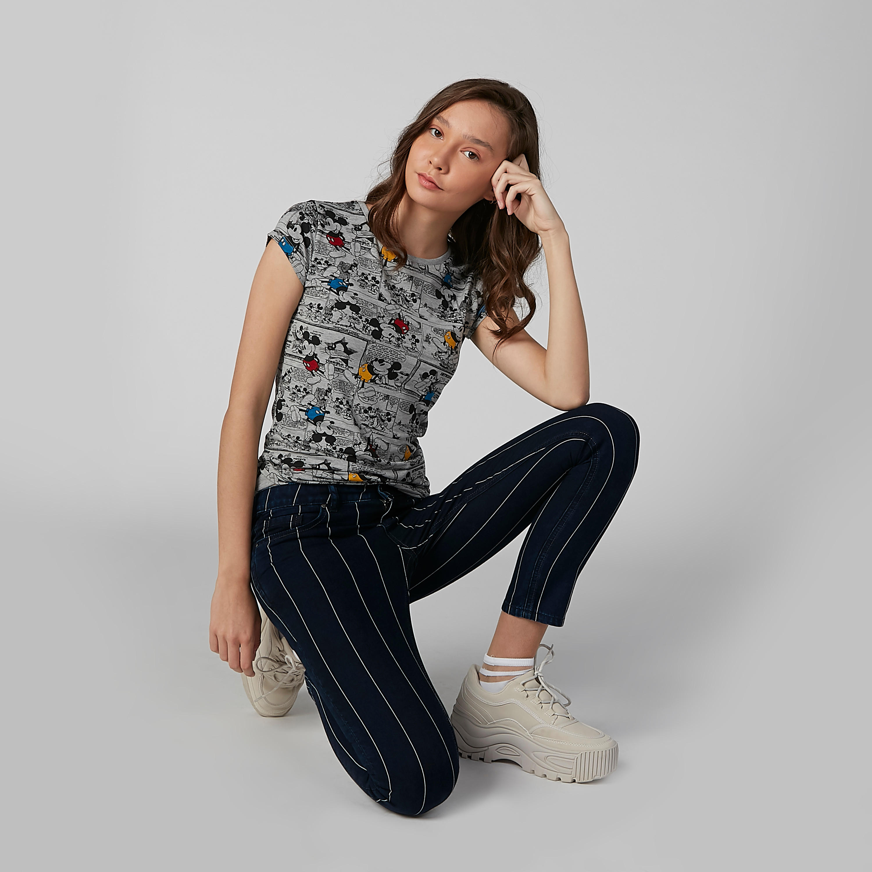 تيشيرت بقصّة سكيني وياقة مستديرة وطبعات ميكي ماوس-women-clothing-tshirts-image-1