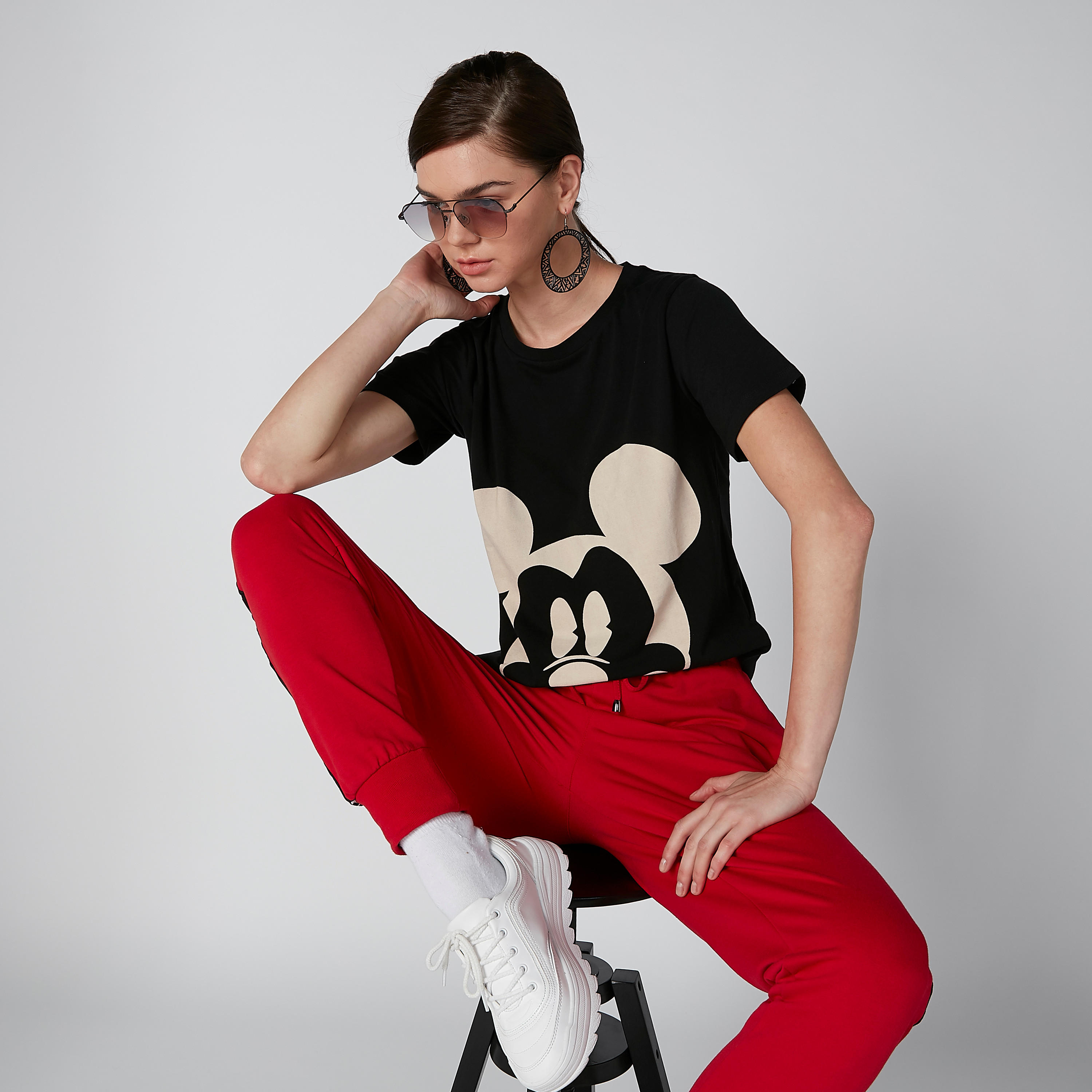 تيشيرت بأكمام قصيرة وياقة مستديرة وطبعات ميكي ماوس-women-clothing-tshirts-image-1