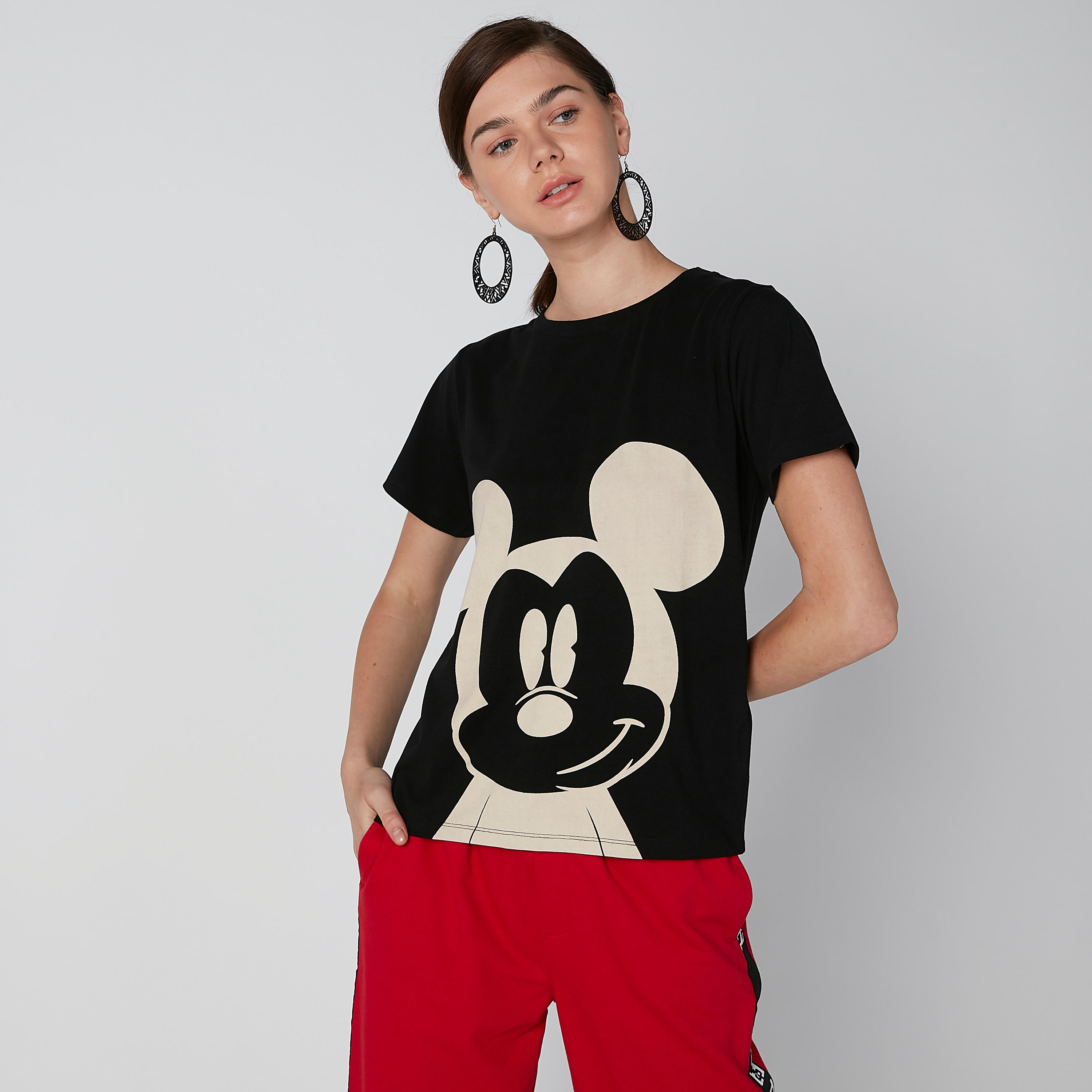 تيشيرت بأكمام قصيرة وياقة مستديرة وطبعات ميكي ماوس-women-clothing-tshirts-image-3