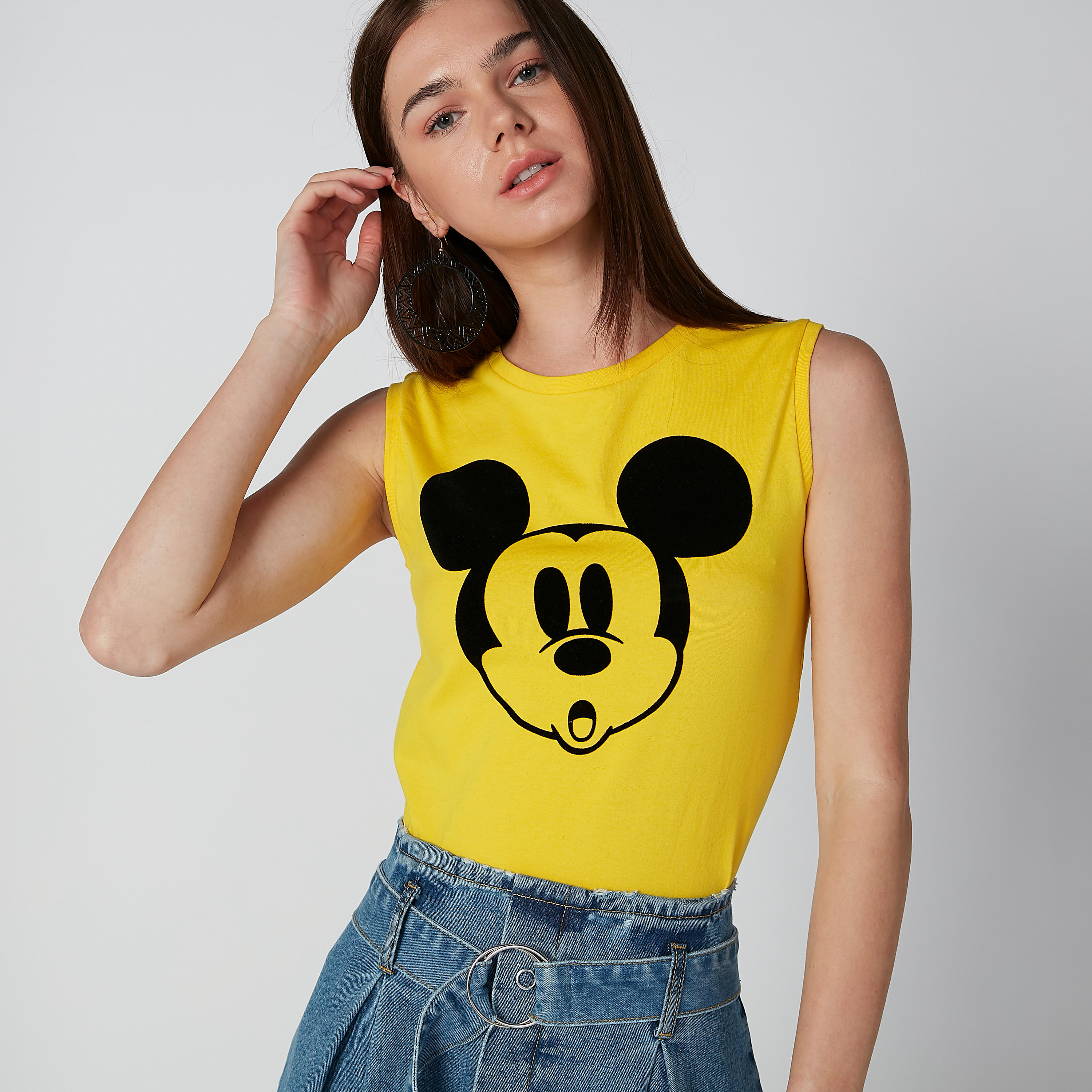 تيشيرت دون أكمام بياقة مستديرة وطبعات ميكي ماوس-women-clothing-tshirts-image-4