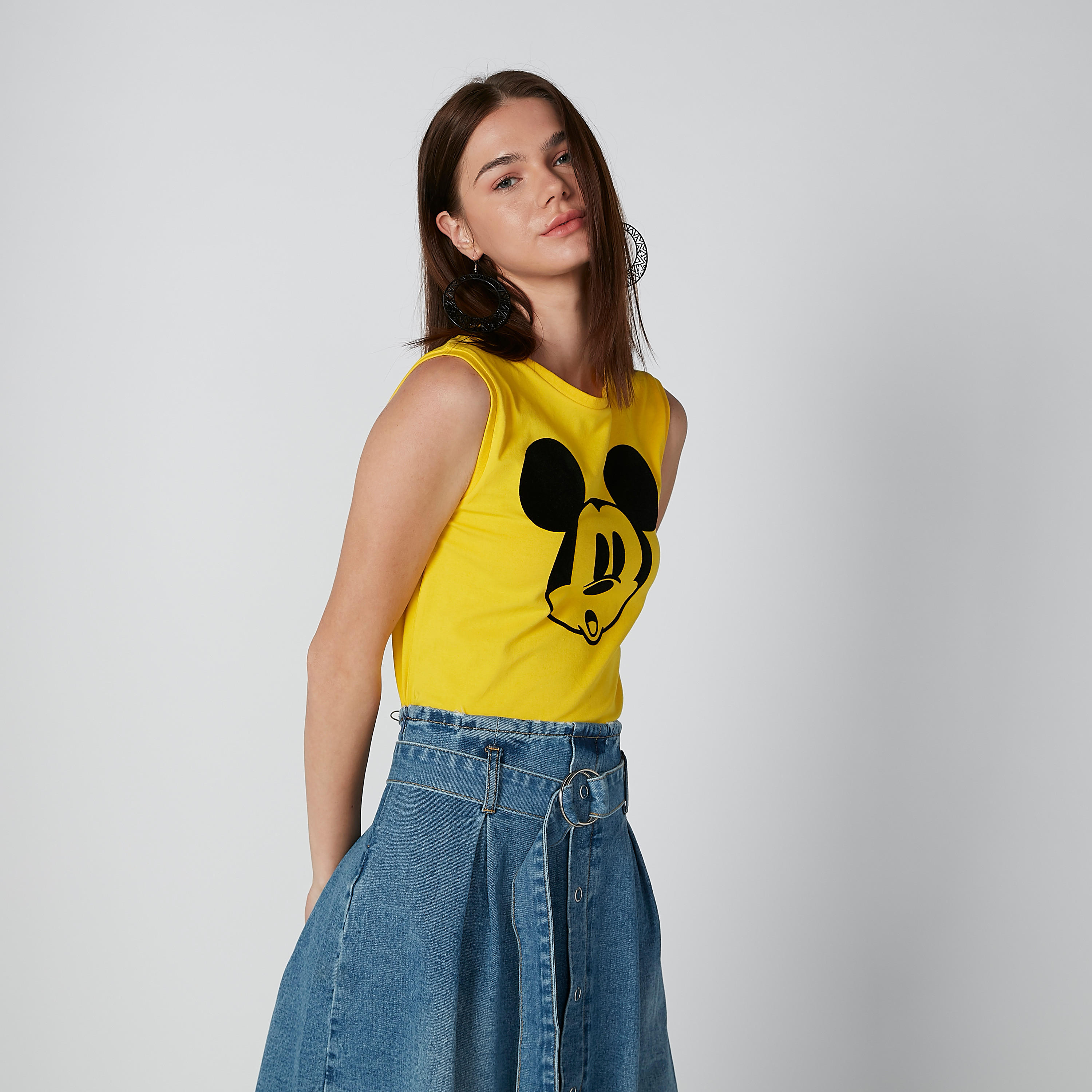 تيشيرت دون أكمام بياقة مستديرة وطبعات ميكي ماوس-women-clothing-tshirts-image-1