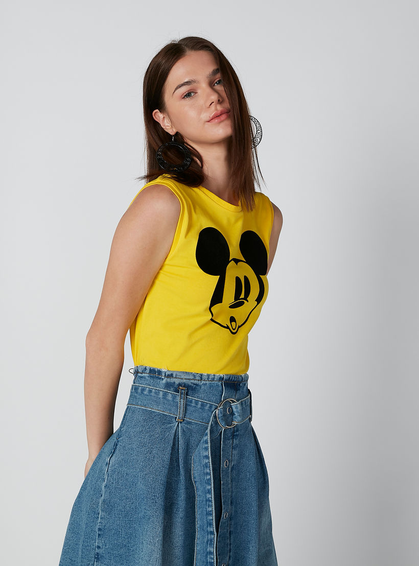تيشيرت دون أكمام بياقة مستديرة وطبعات ميكي ماوس-women-clothing-tshirts-image-1