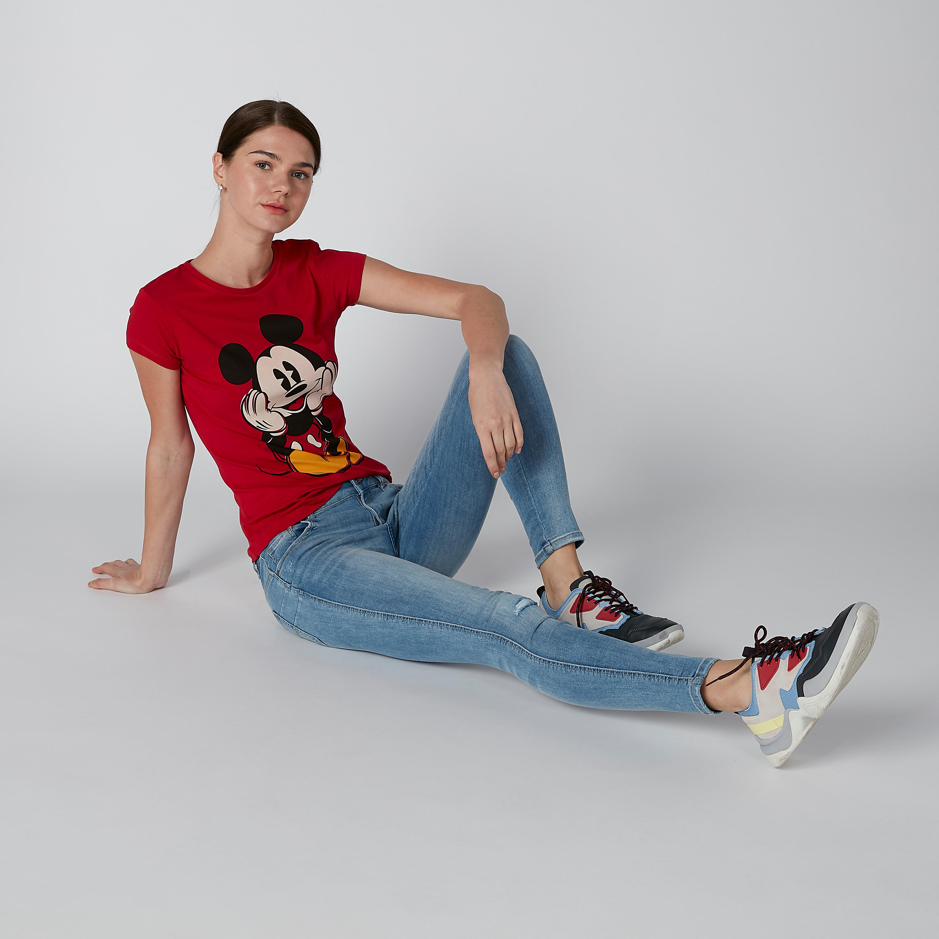 تيشيرت بياقة ضيّقة وأكمام كاب وطبعات ميكي ماوس-women-clothing-tshirts-image-3