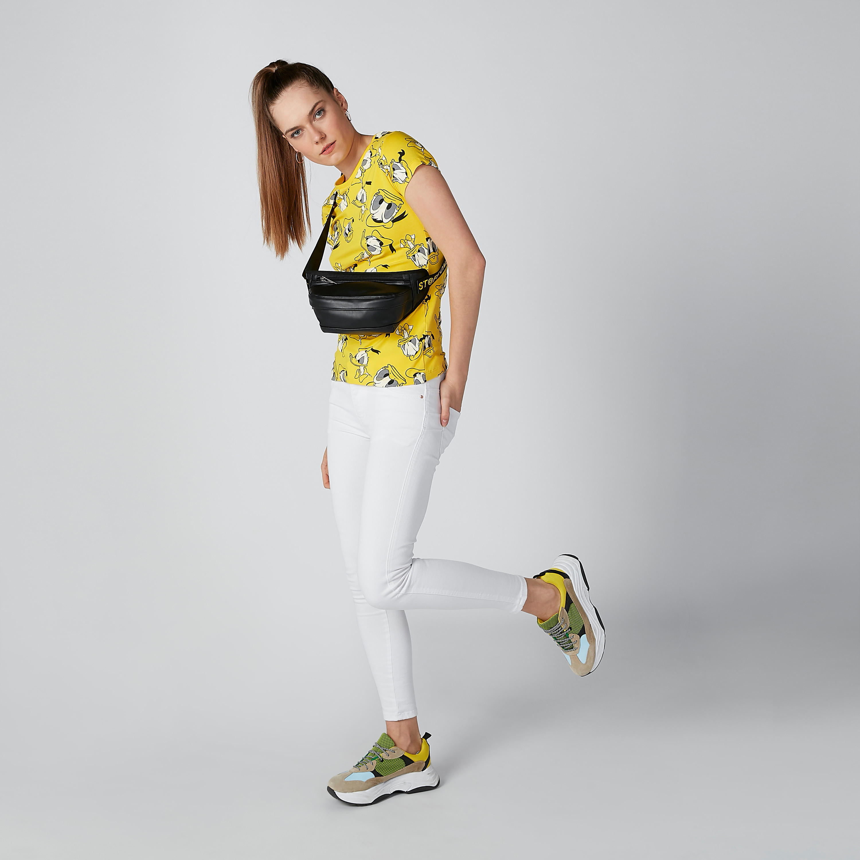 تيشيرت بأكمام قصيرة وياقة مستديرة وطبعات دونالد داك-women-clothing-tshirts-image-1