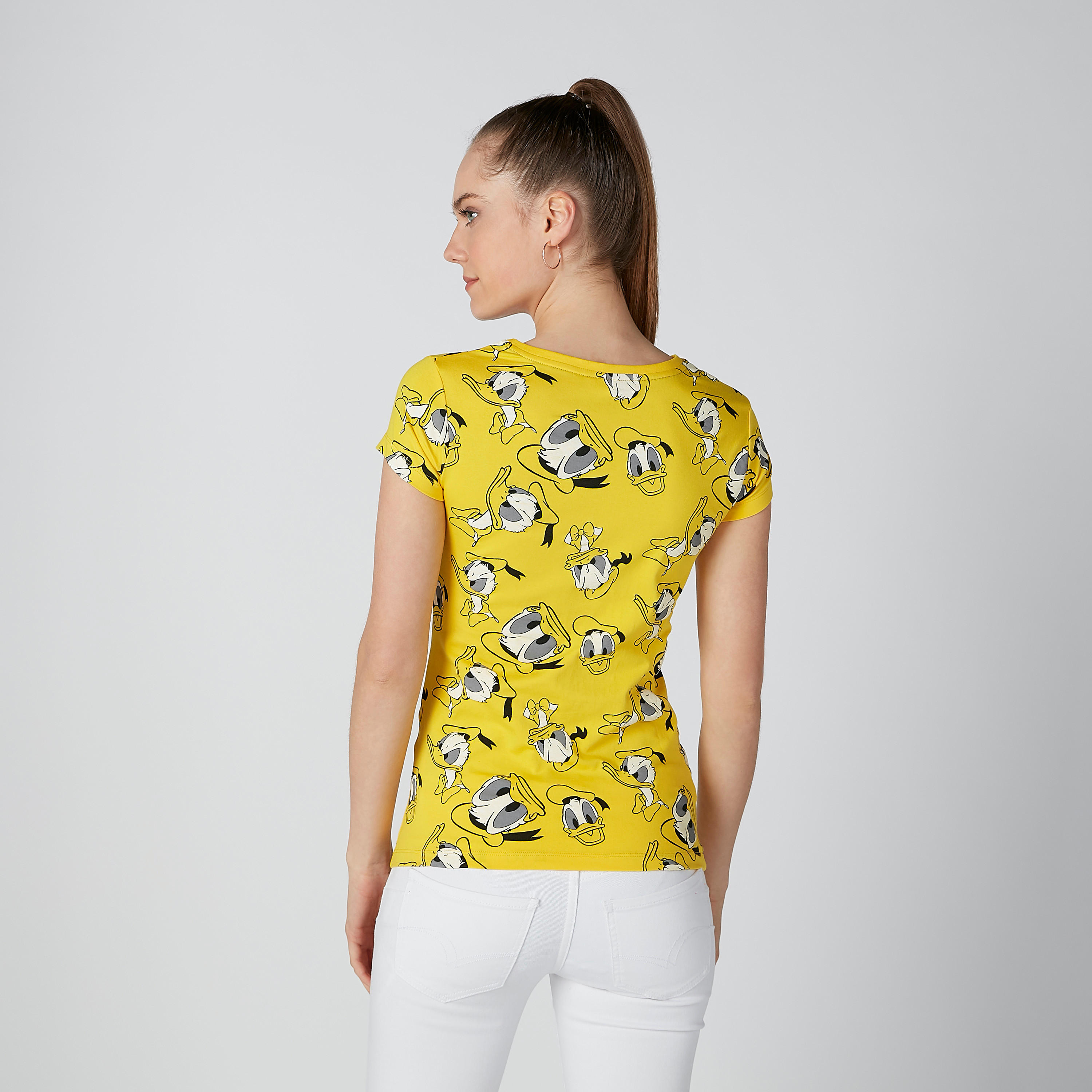 تيشيرت بأكمام قصيرة وياقة مستديرة وطبعات دونالد داك-women-clothing-tshirts-image-2