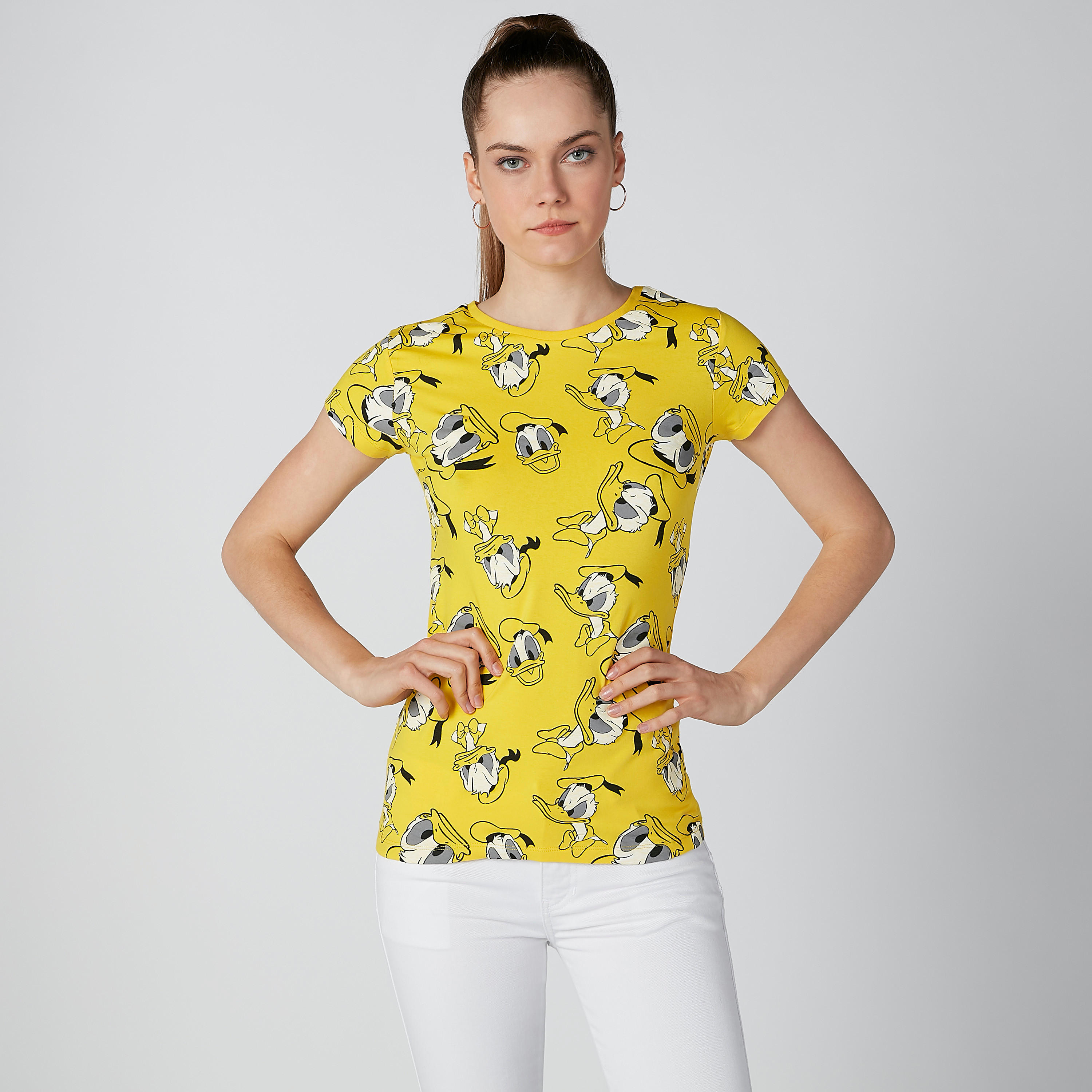تيشيرت بأكمام قصيرة وياقة مستديرة وطبعات دونالد داك-women-clothing-tshirts-image-3