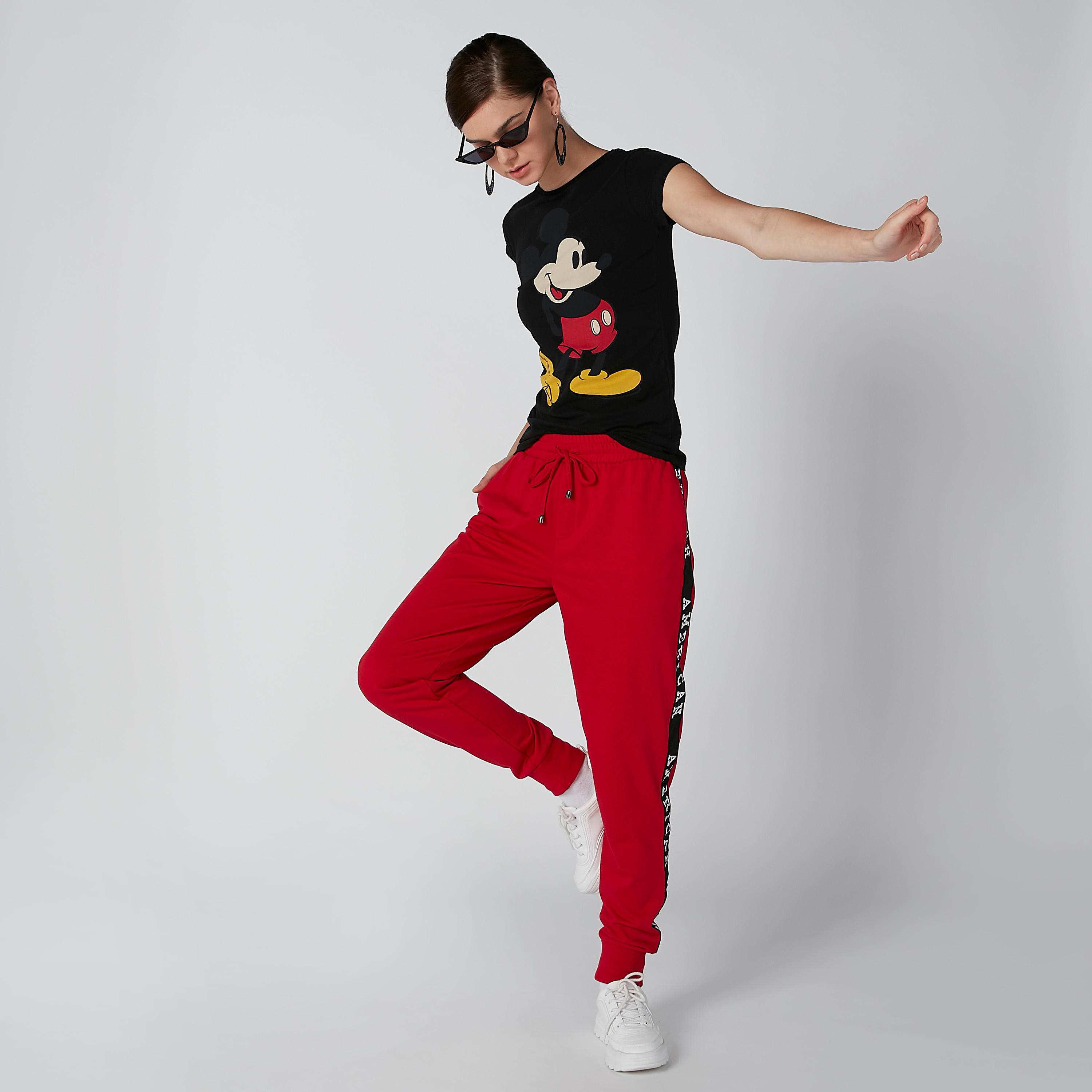 تيشيرت بأكمام كاب وياقة مستديرة وطبعات ميكي ماوس-women-clothing-tshirts-image-1