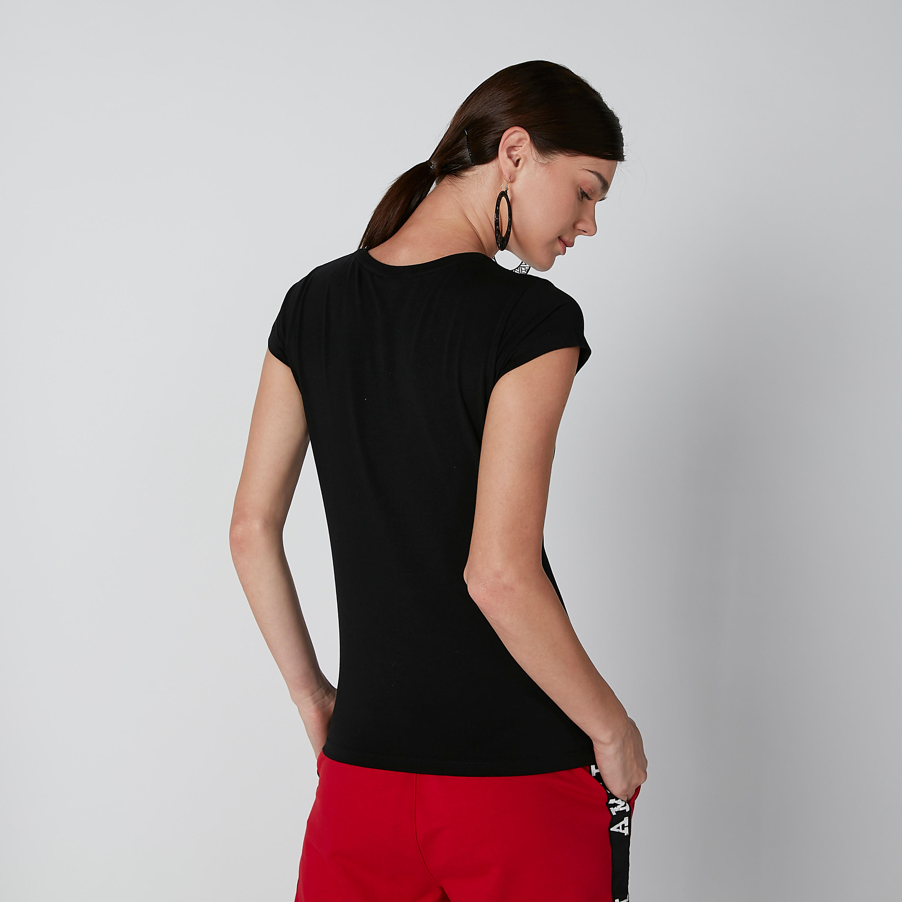 تيشيرت بأكمام كاب وياقة مستديرة وطبعات ميكي ماوس-women-clothing-tshirts-image-2