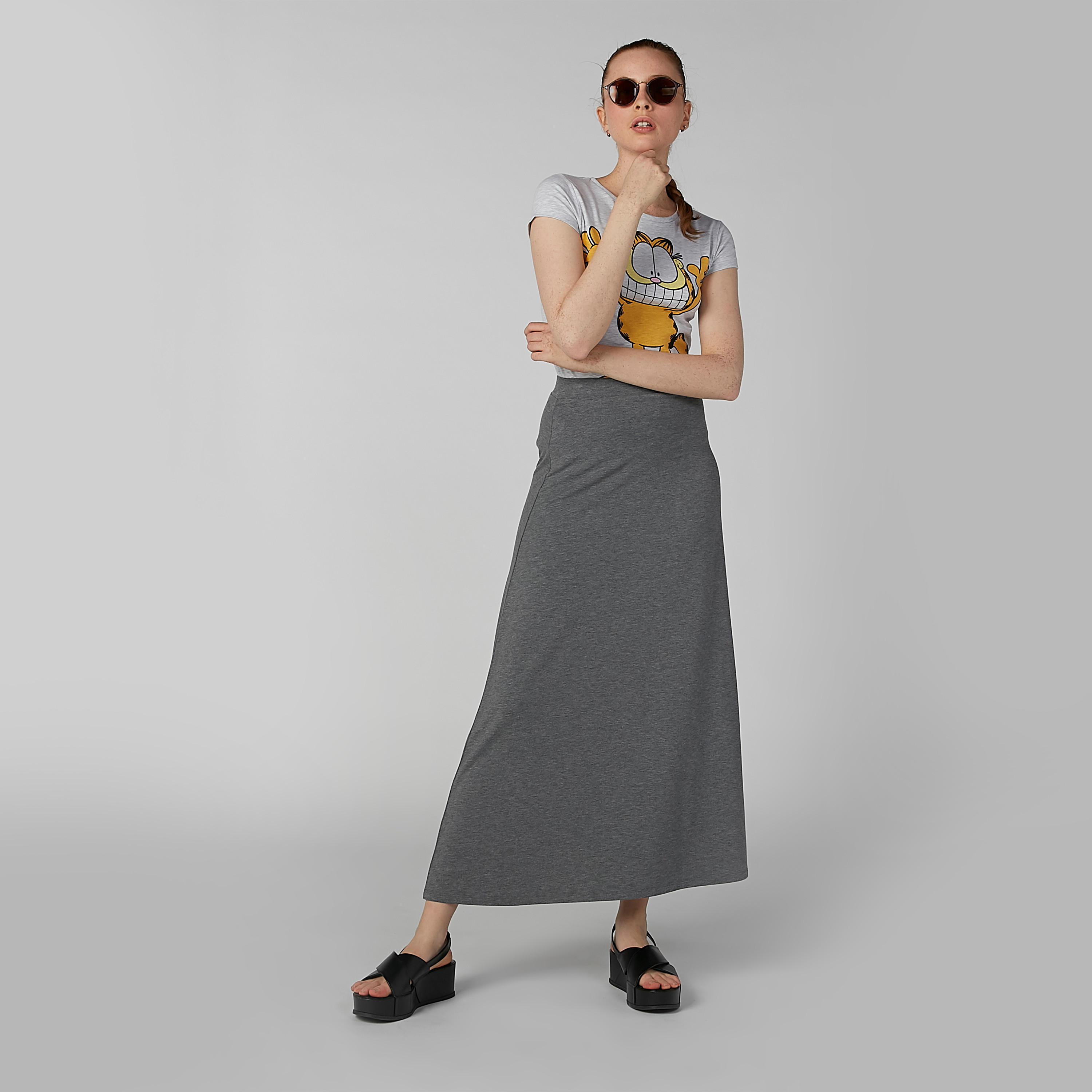 تيشيرت مستدام سكيني بياقة مستديرة وطبعات جارفيلد-women-clothing-tshirts-image-2