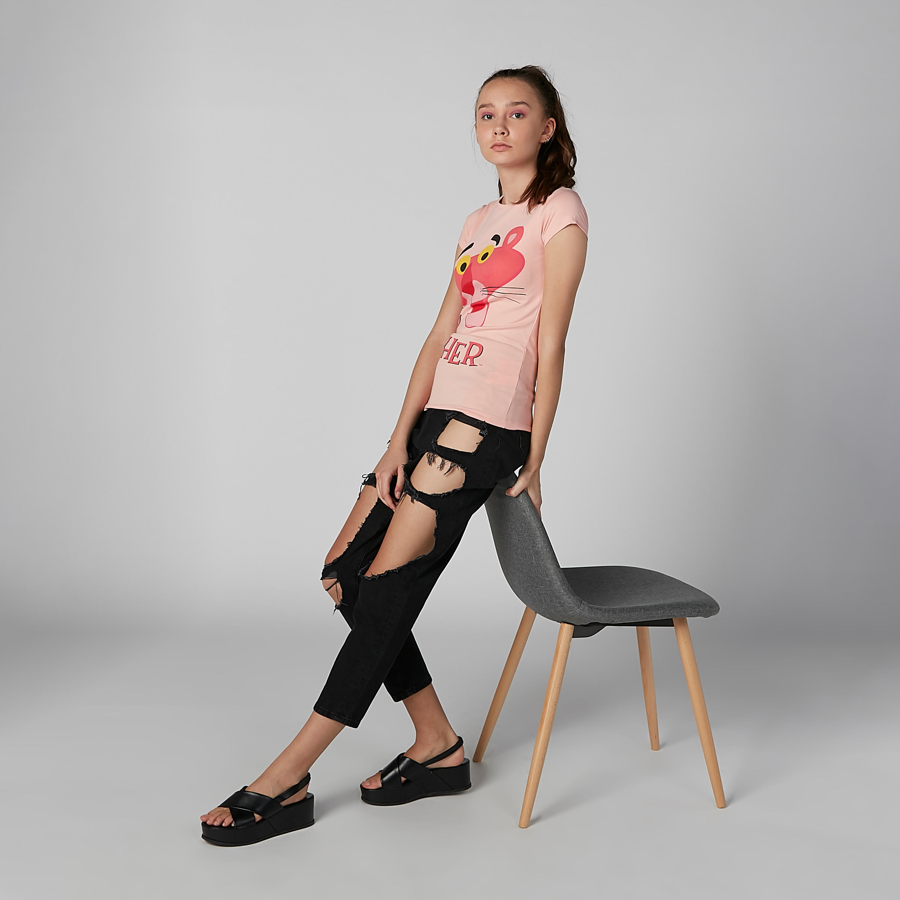 تيشيرت بقصّة سكيني وياقة مستديرة وطبعات بينك بانثر-women-clothing-tshirts-image-1