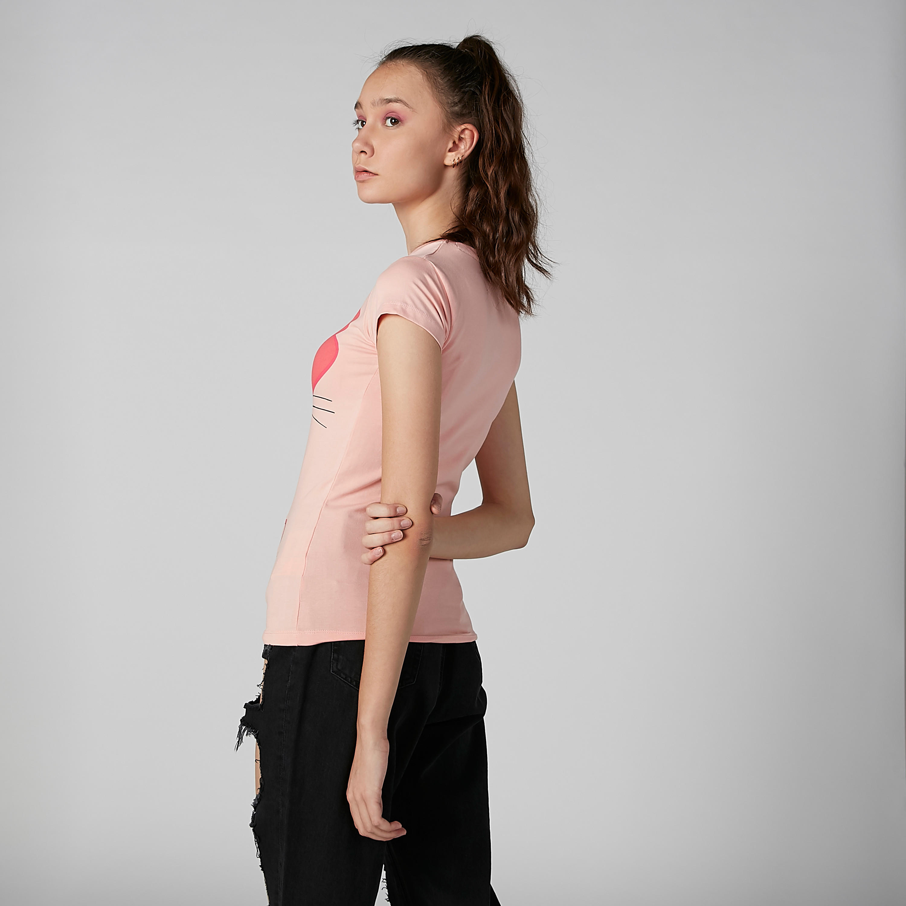 تيشيرت بقصّة سكيني وياقة مستديرة وطبعات بينك بانثر-women-clothing-tshirts-image-2