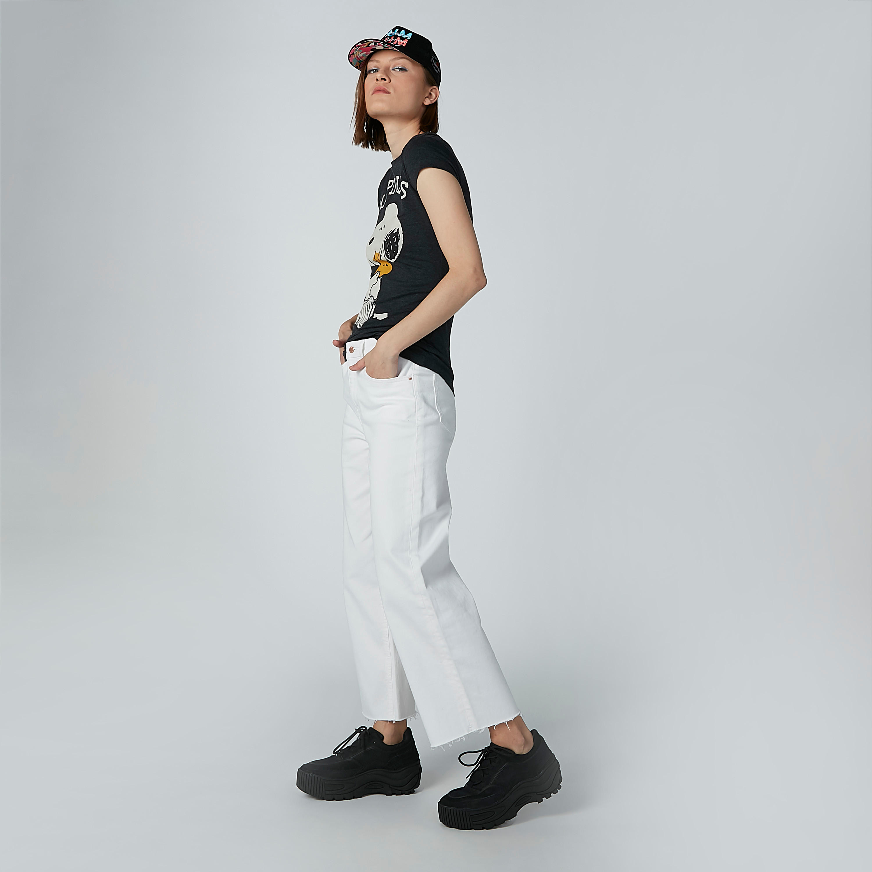 تيشيرت بياقة مستديرة وأكمام كاب وطبعات سنوبي-women-clothing-tshirts-image-2