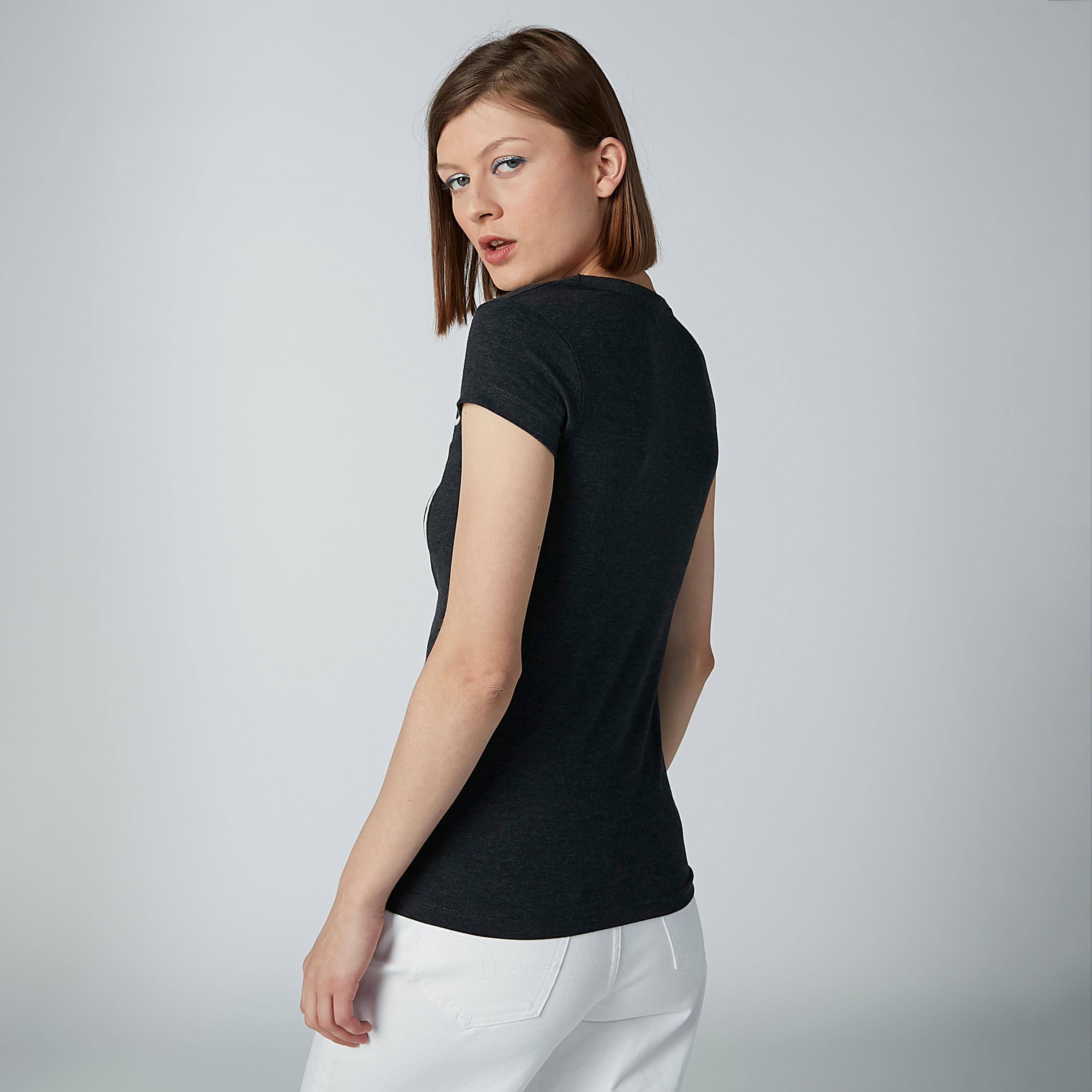 تيشيرت بياقة مستديرة وأكمام كاب وطبعات سنوبي-women-clothing-tshirts-image-3