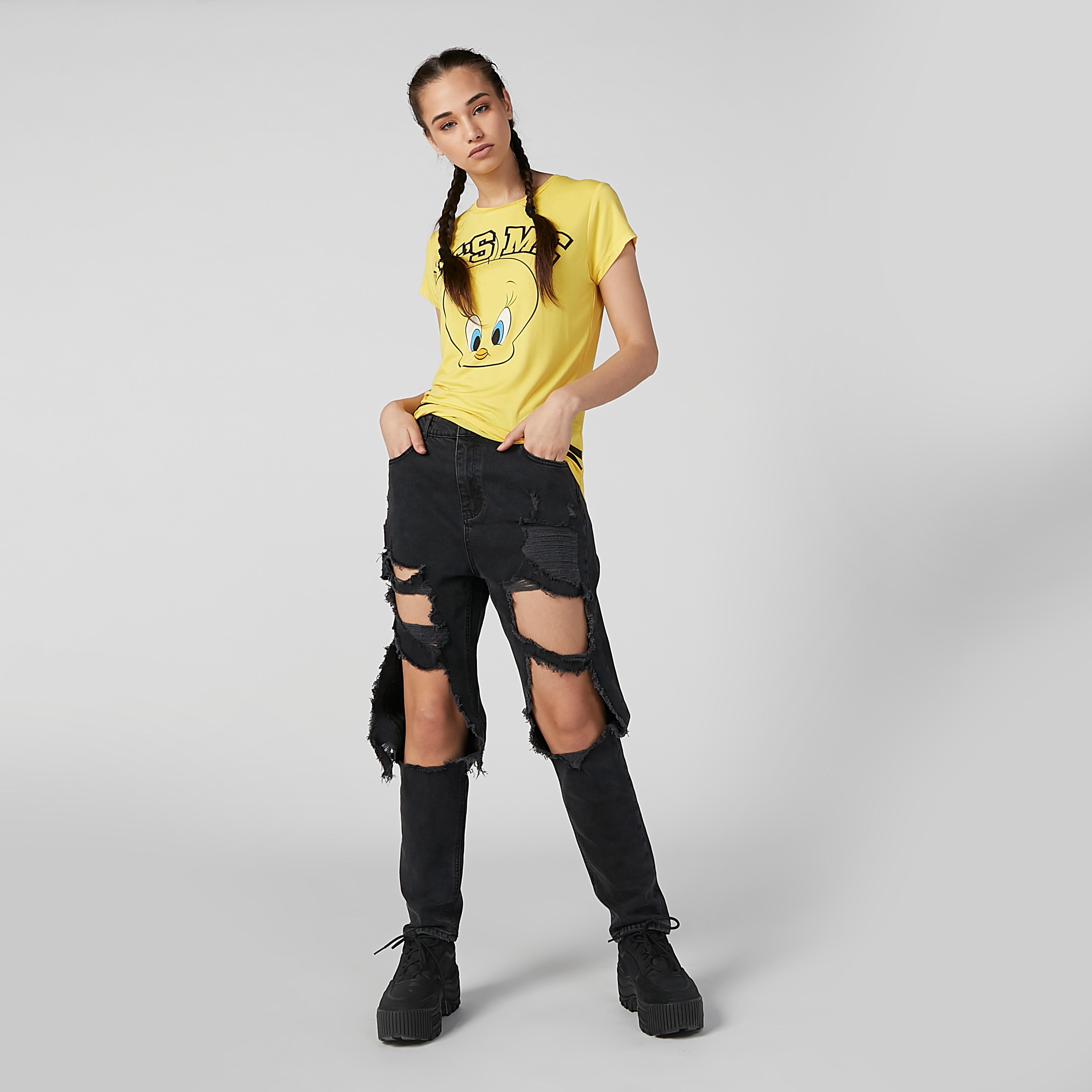 تيشيرت بقصّة سكيني وياقة مستديرة وأكمام كاب وطبعات تويتي-women-clothing-tshirts-image-1