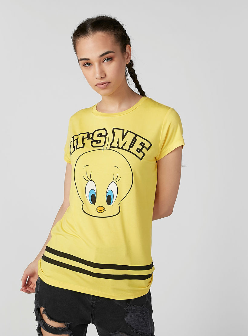 تيشيرت بقصّة سكيني وياقة مستديرة وأكمام كاب وطبعات تويتي-women-clothing-tshirts-image-2