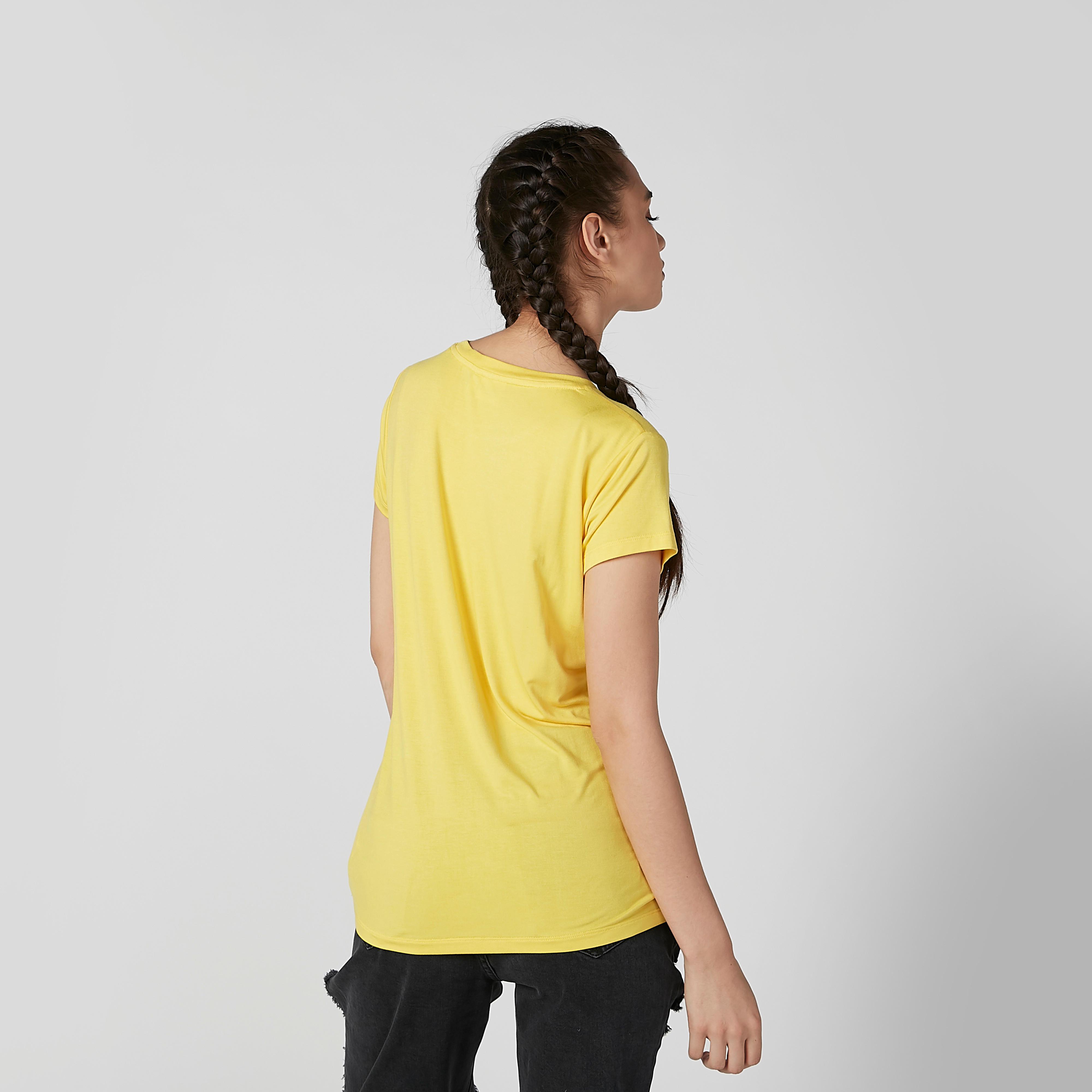 تيشيرت بقصّة سكيني وياقة مستديرة وأكمام كاب وطبعات تويتي-women-clothing-tshirts-image-3