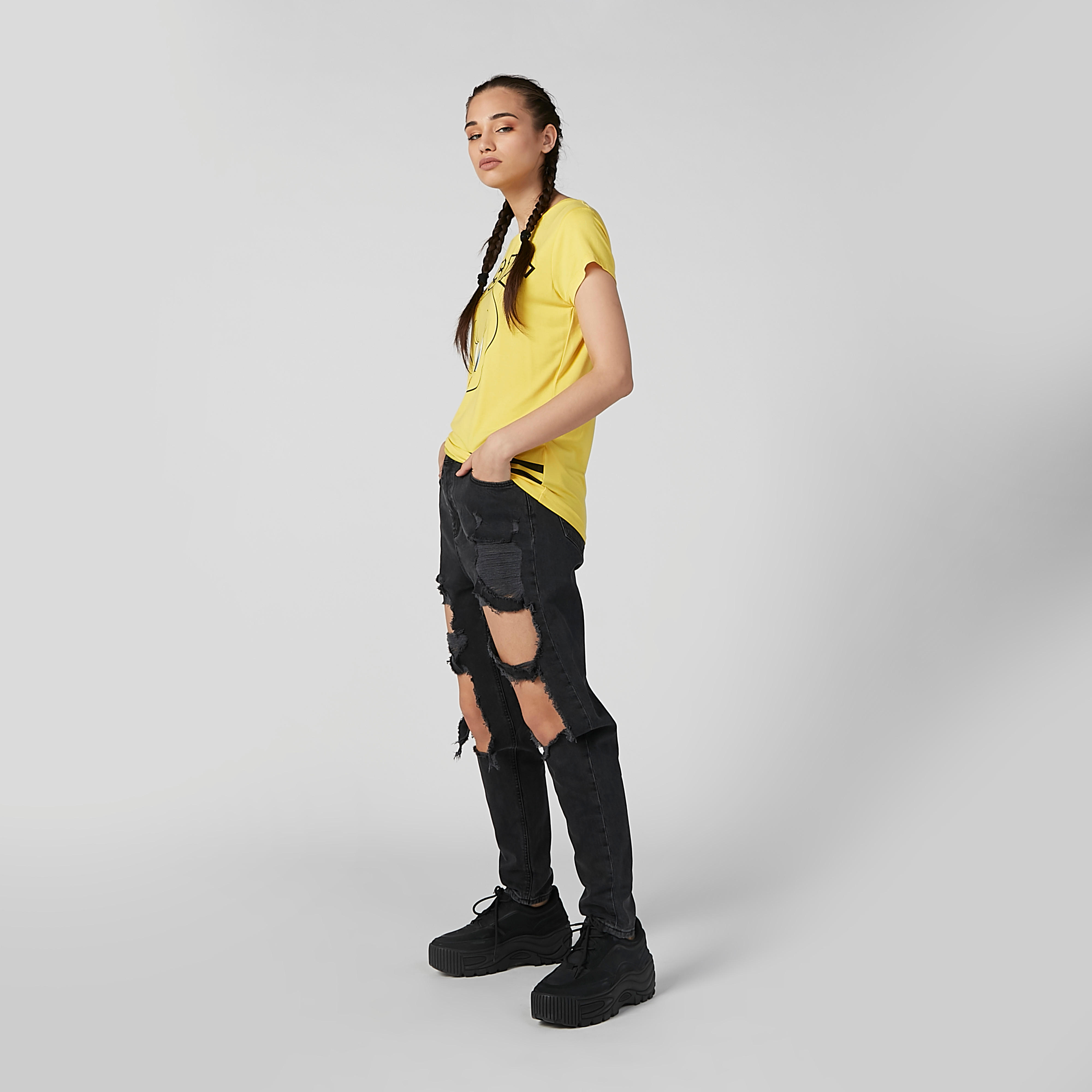 تيشيرت بقصّة سكيني وياقة مستديرة وأكمام كاب وطبعات تويتي-women-clothing-tshirts-image-4