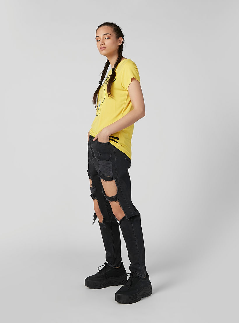 تيشيرت بقصّة سكيني وياقة مستديرة وأكمام كاب وطبعات تويتي-women-clothing-tshirts-image-4