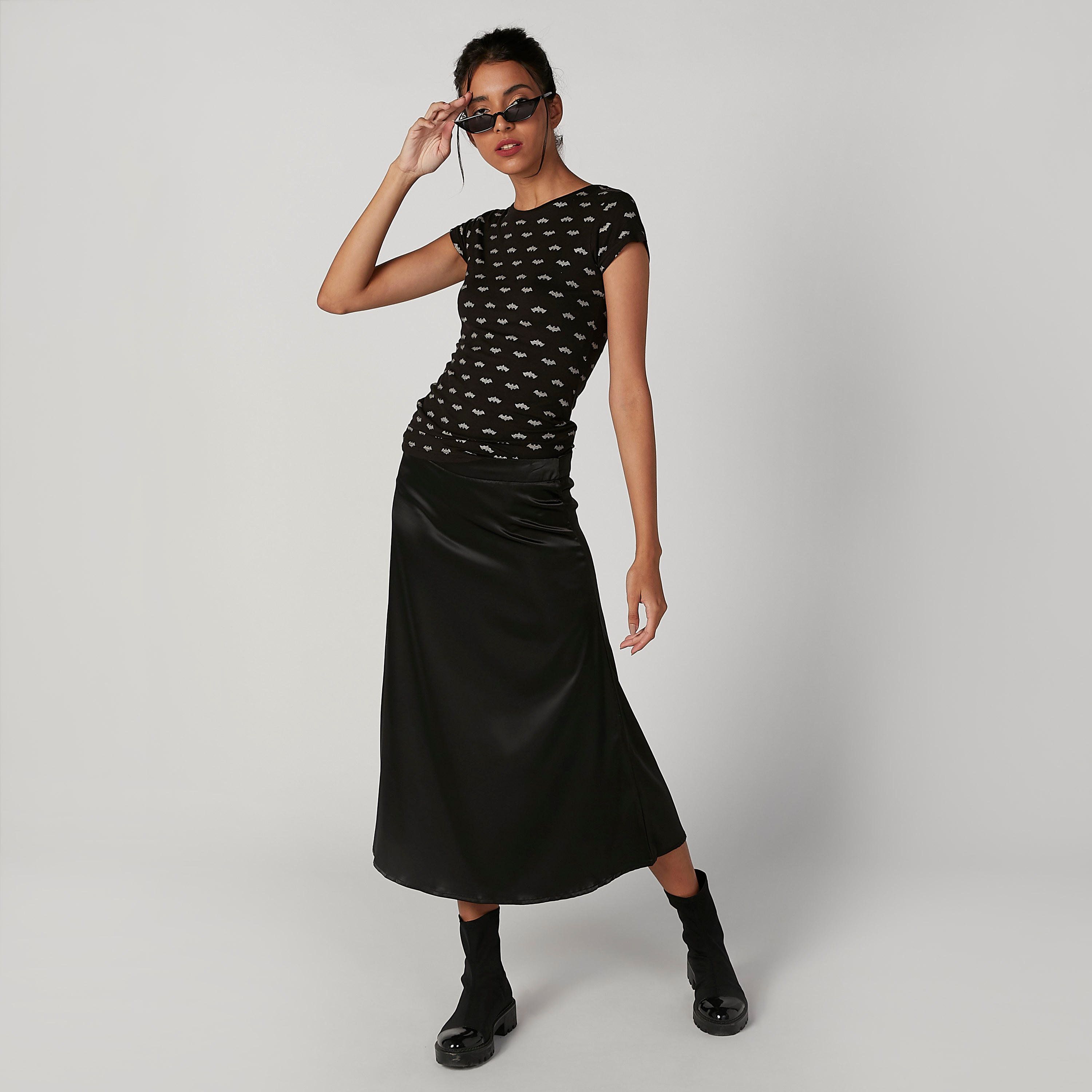 تيشيرت سكيني بياقة مستديرة وأكمام كاب وطبعات-women-clothing-tshirts-image-3