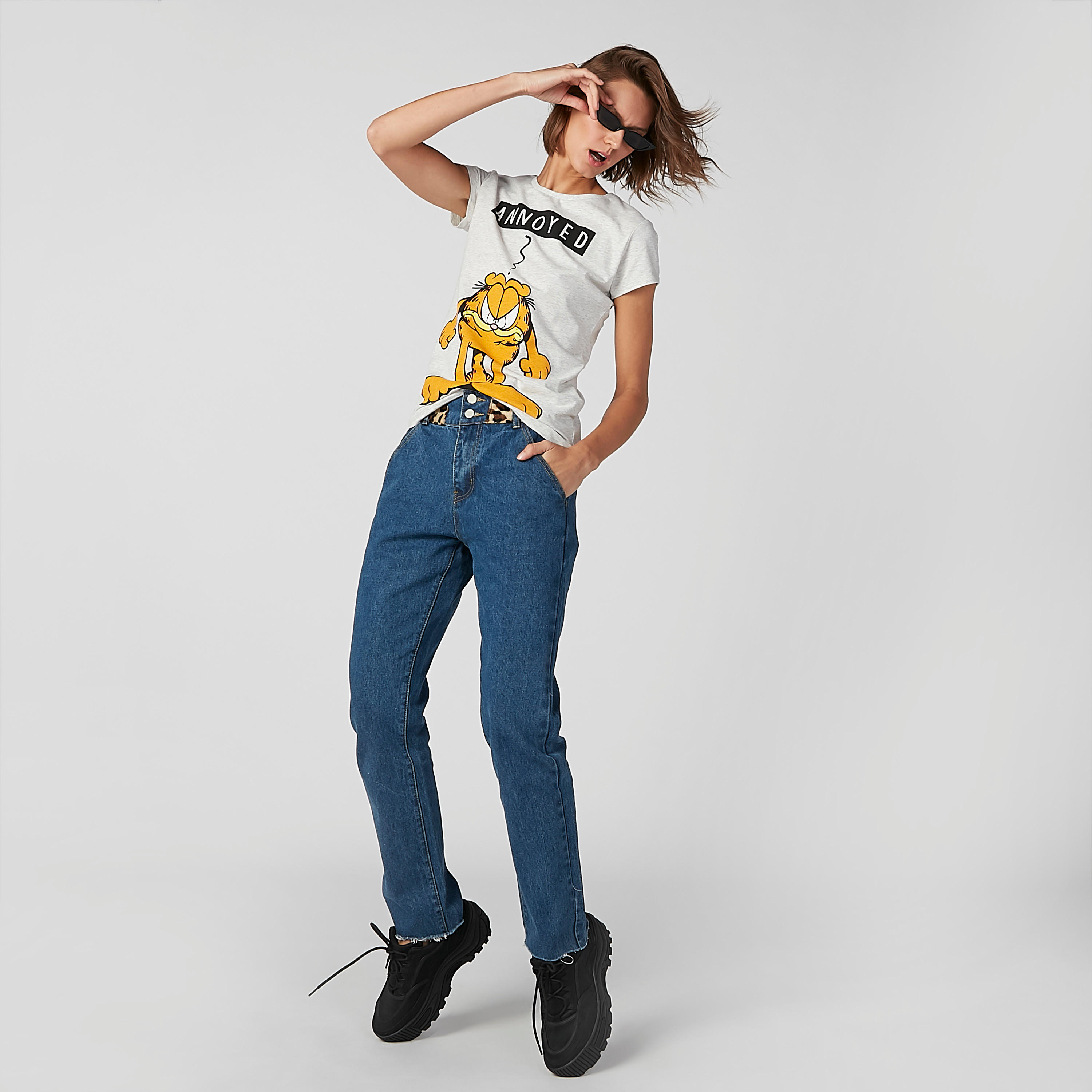 تيشيرت بقصّة سكيني وأكمام كاب وطبعات جارفيلد-women-clothing-tshirts-image-2