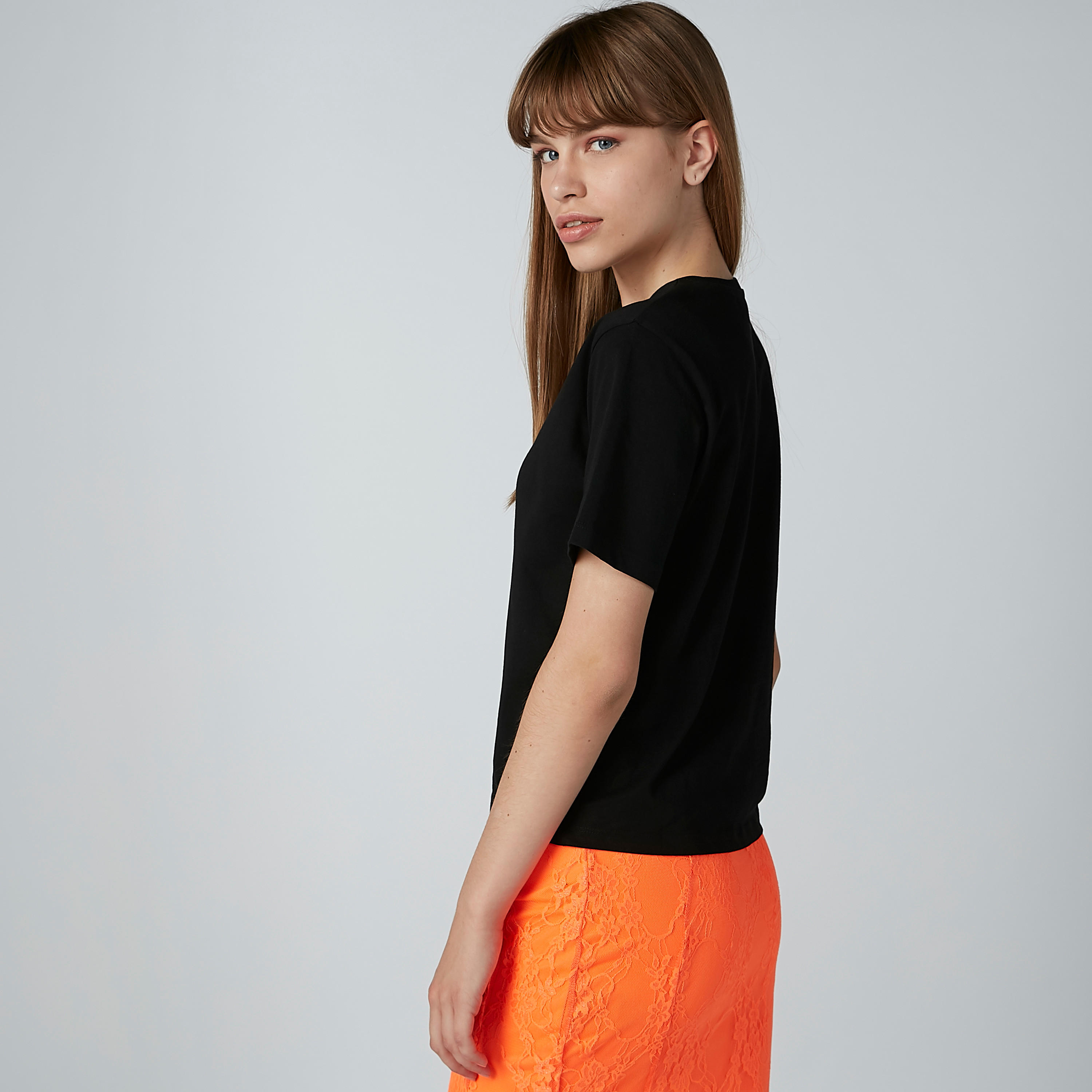 تيشيرت بقصّة سكيني وياقة مستديرة وأكمام قصيرة وطبعات-women-clothing-tshirts-image-4