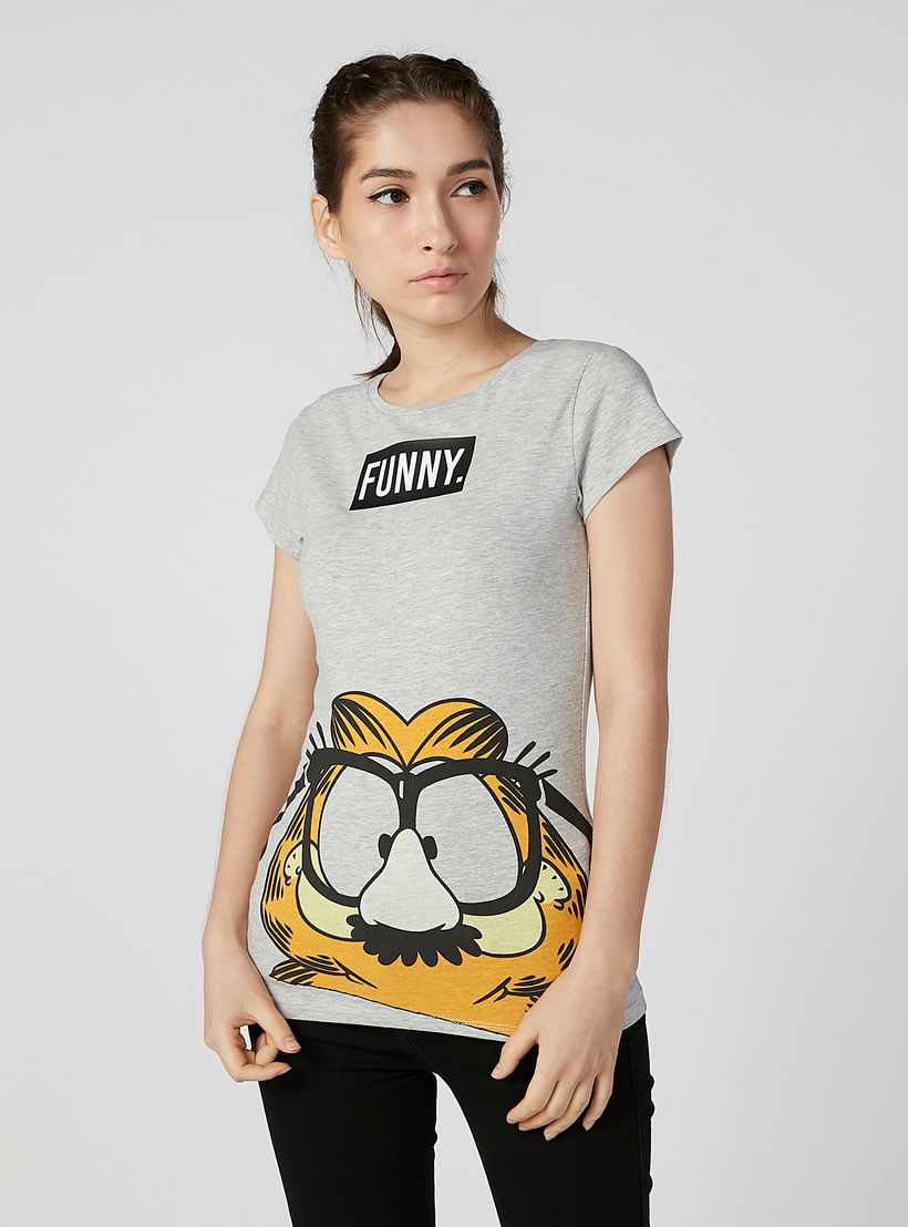 تيشيرت بقصّة سكيني وياقة مستديرة وأكمام كاب وطبعات جارفيلد-women-clothing-tshirts-image-1